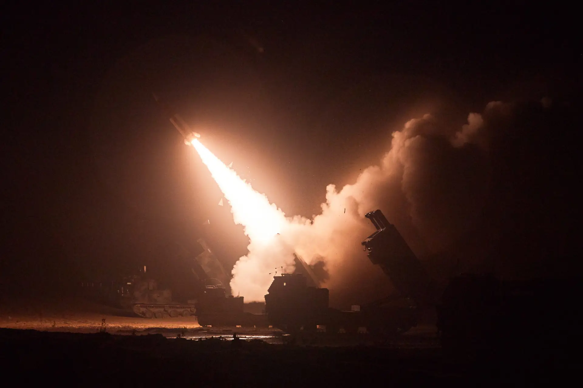 EUA e Coreia do Sul disparam oito mísseis balísticos para o mar em resposta a Pyongyang
