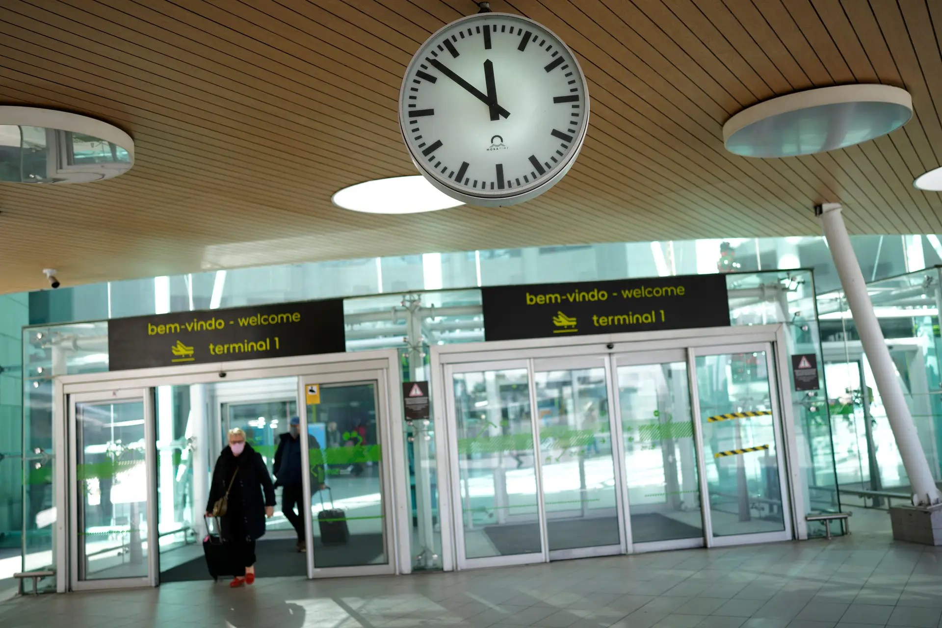 Ministro culpou turistas pelos atrasos no aeroporto de Lisboa?