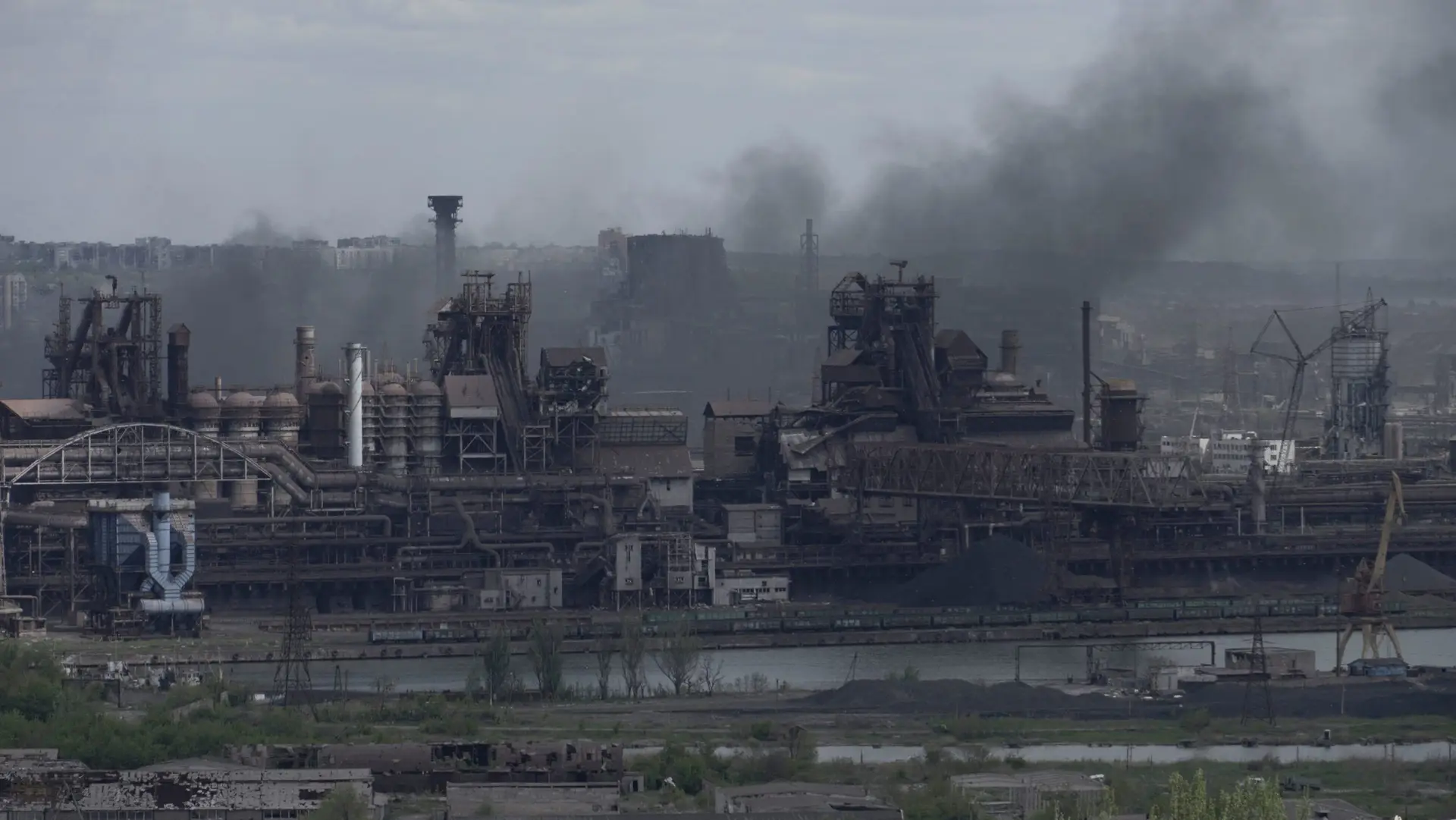 Moscovo devolve a Kiev 210 corpos de soldados de Mariupol