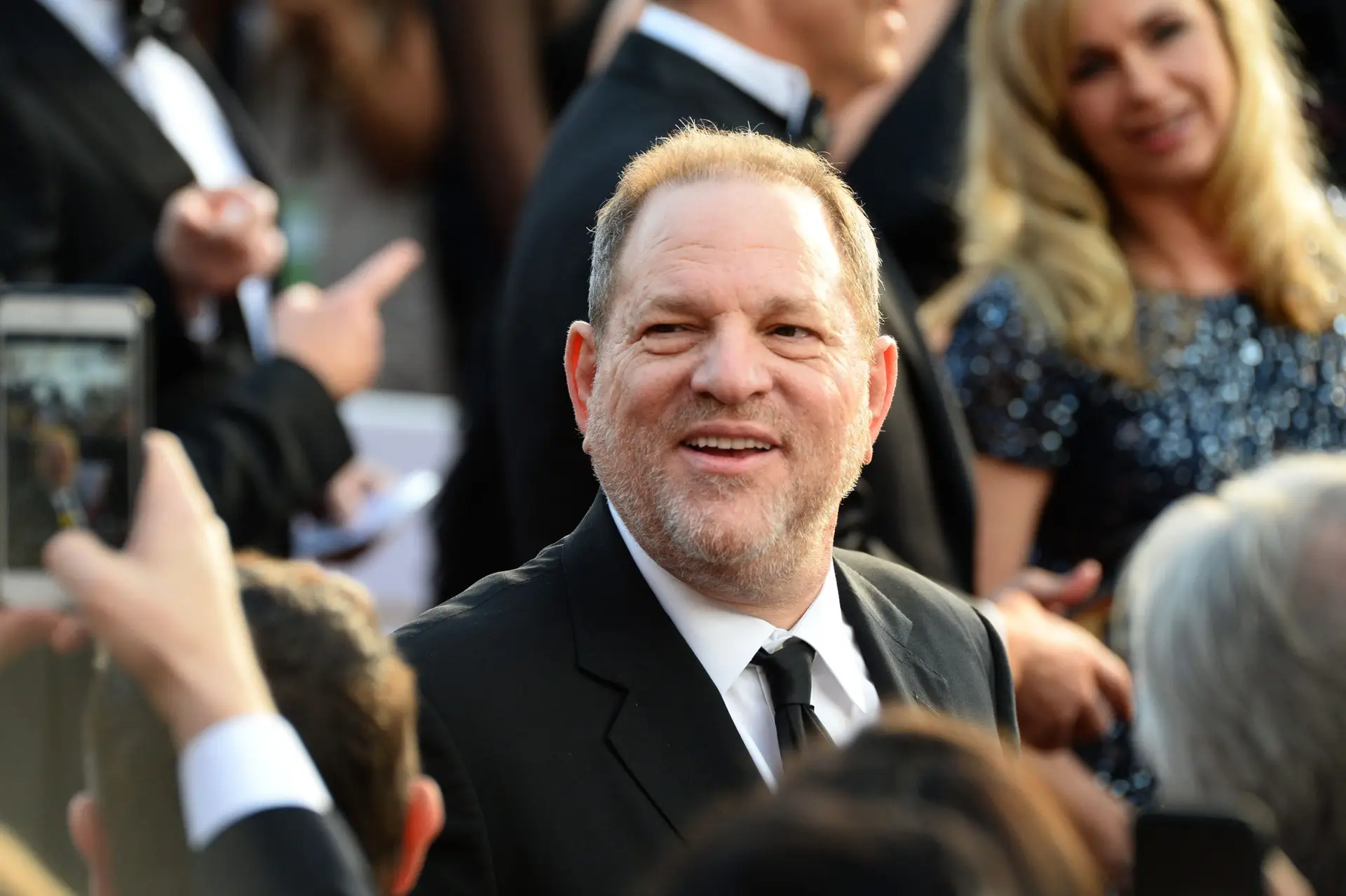 Harvey Weinstein acusado de crimes de agressão sexual no Reino Unido após revisão de provas