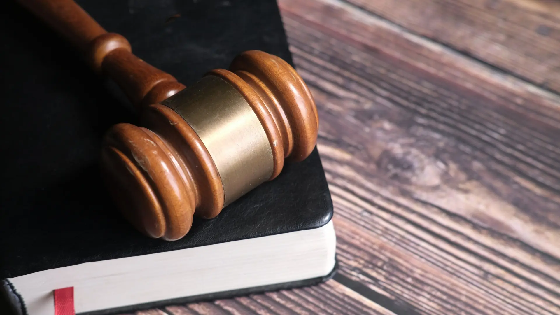 Tribunal liberta bispo acusado de pedofilia devido ao chumbo da lei dos metadados