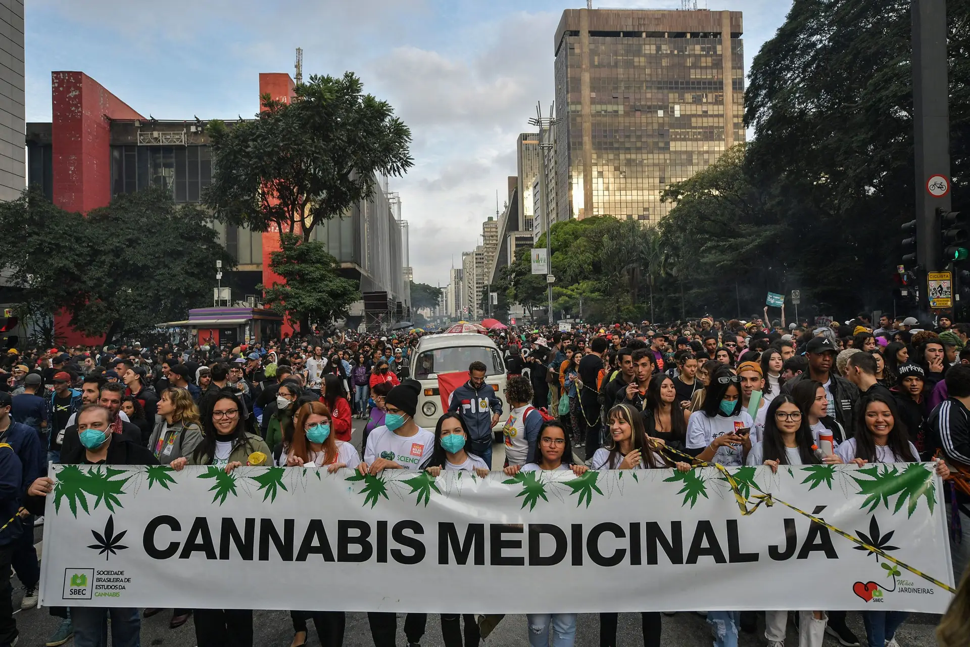 Centenas de brasileiros marcharam em São Paulo pela legalização da marijuana