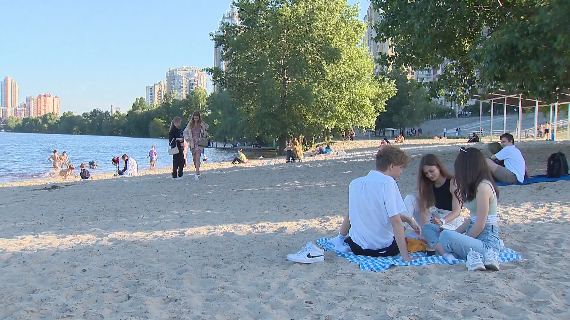 SIC na Ucrânia: ucranianos aproveitam bom tempo e vão à praia fluvial do rio Dnipro