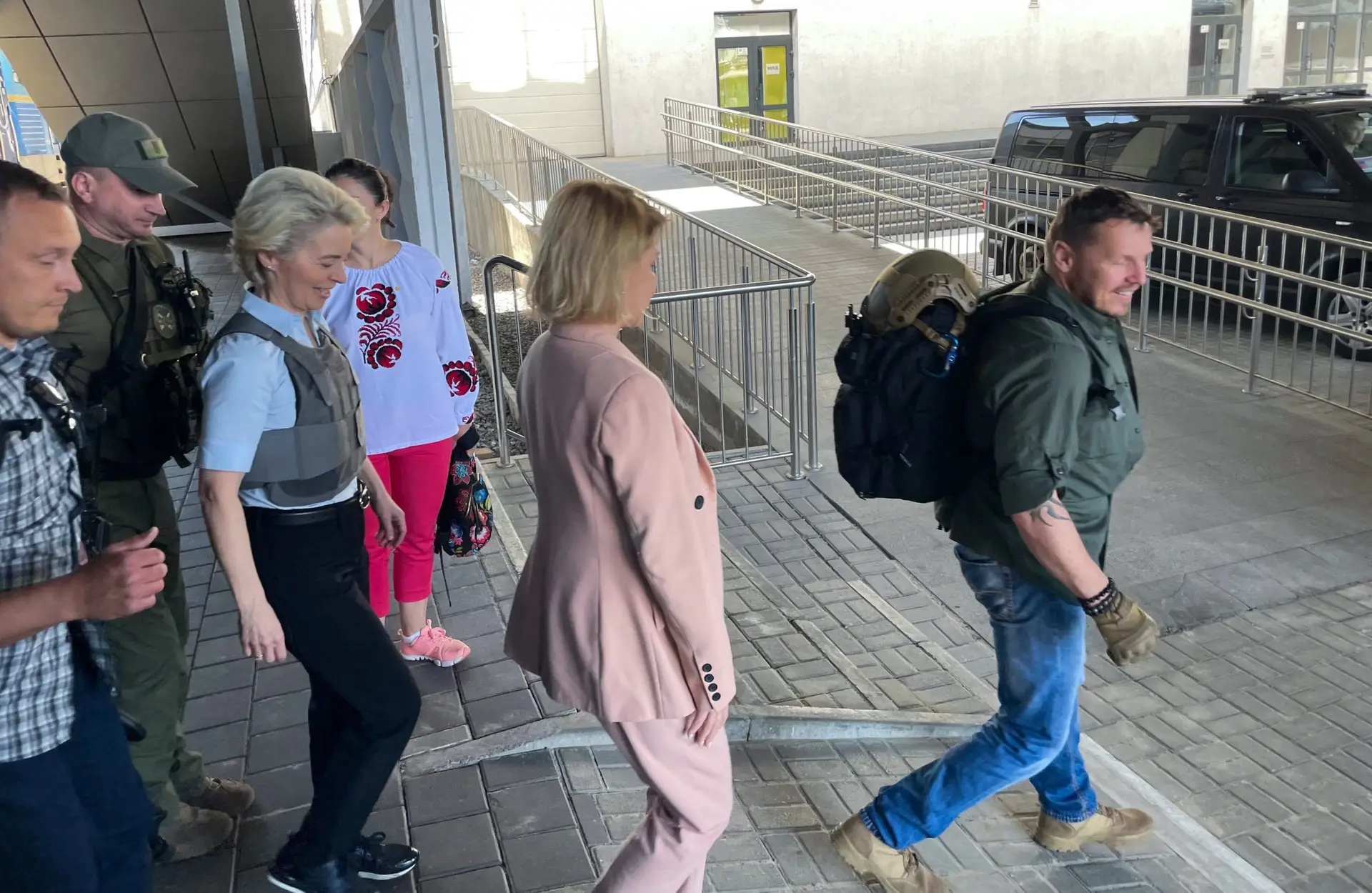 Ursula von der Leyen em Kiev para falar sobre integração europeia