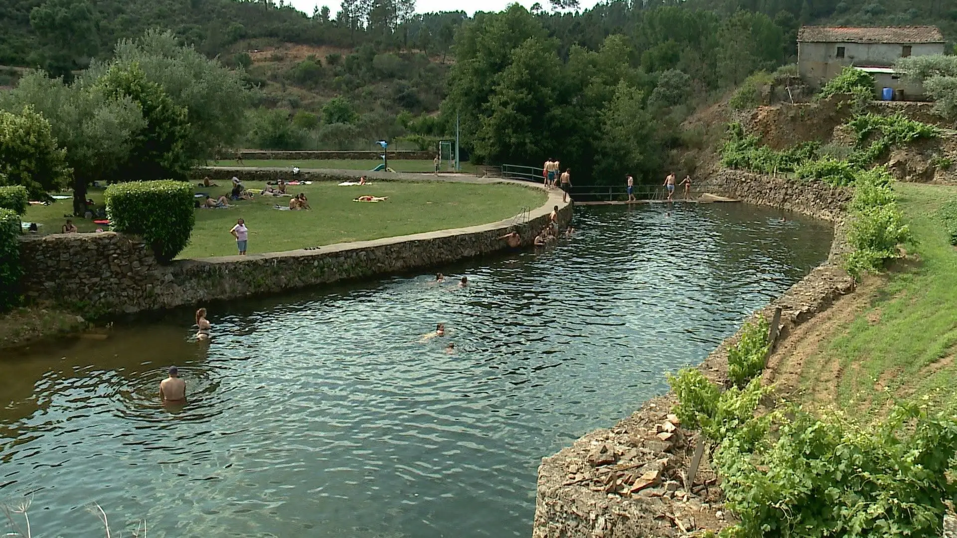 Mergulhar na natureza na praia fluvial de Lavacolhos