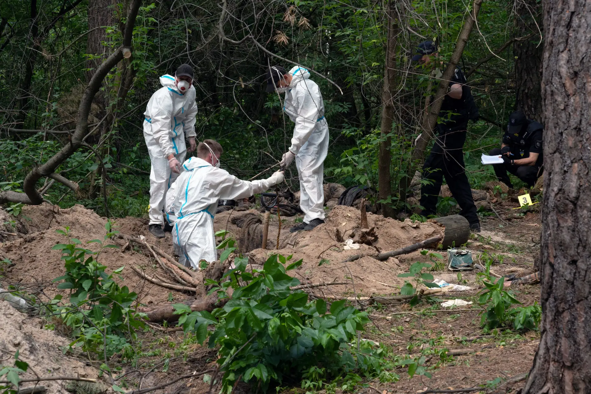 Autoridades ucranianas investigam a morte de mais de 12 mil pessoas