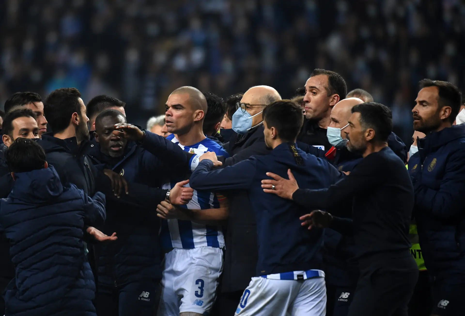 PORTO, PORTUGAL – FEBRUARY 11: Scuffle among FC Porto and Sporting CP players during the Liga Portugal Bwin match between FC Porto and Sporting CP at Estadio do Dragao on February 11, 2022 in Porto, Portugal. (Photo by Zed Jameson/MB Media/Getty Images)