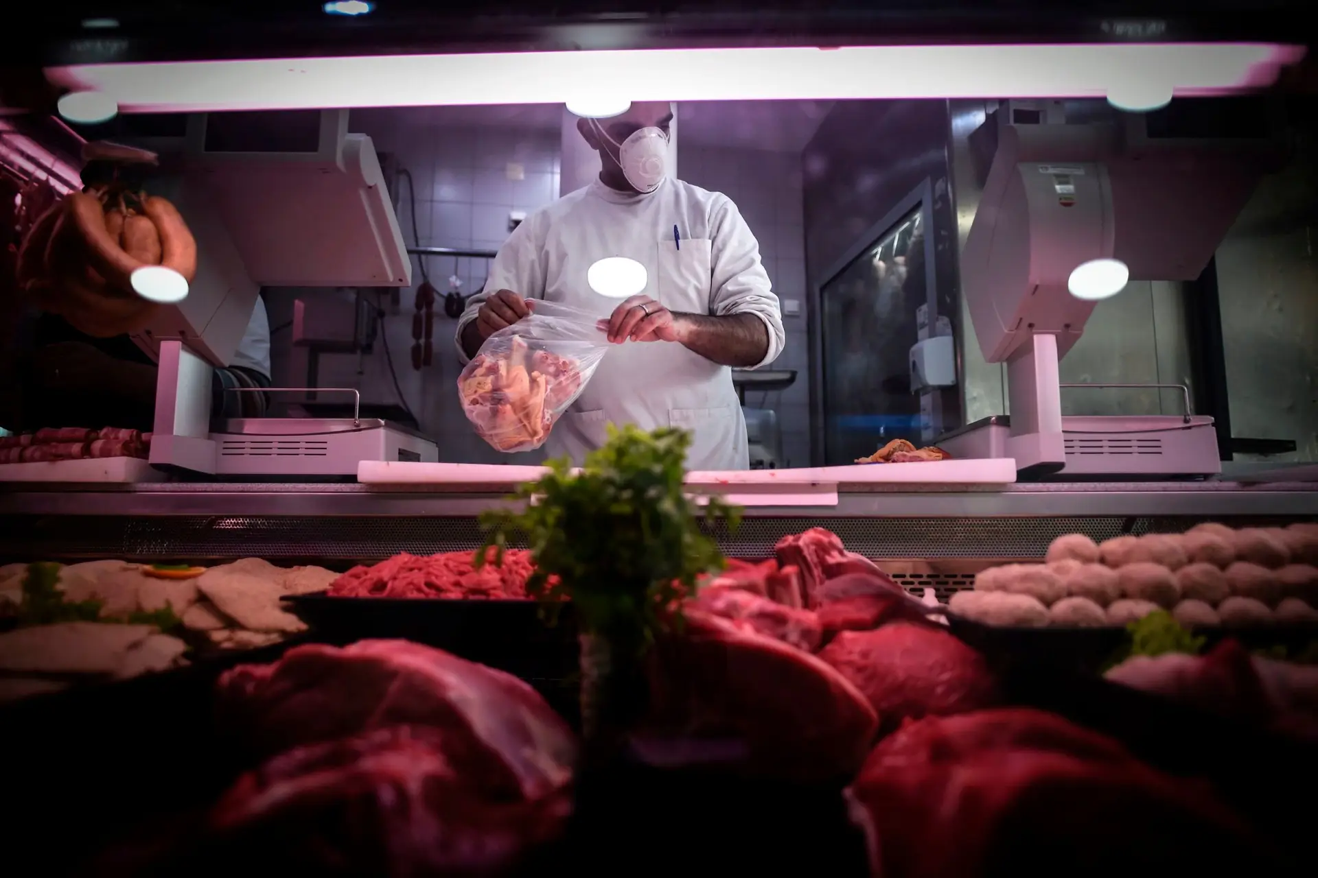 ASAE apreende quase cinco mil euros de carne em talhos de norte a sul
