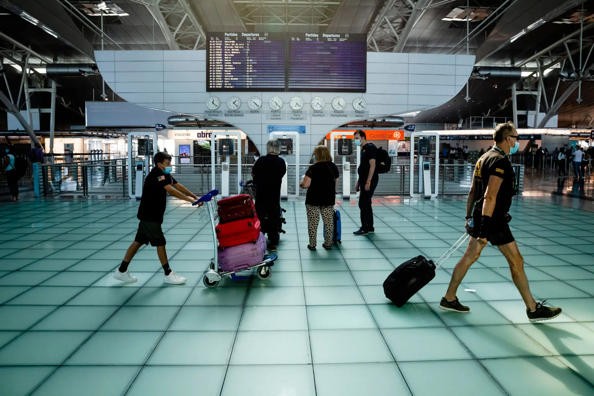 Passageiros dos EUA e Canadá passam a utilizar ‘e-gates’ nos aeroportos portugueses