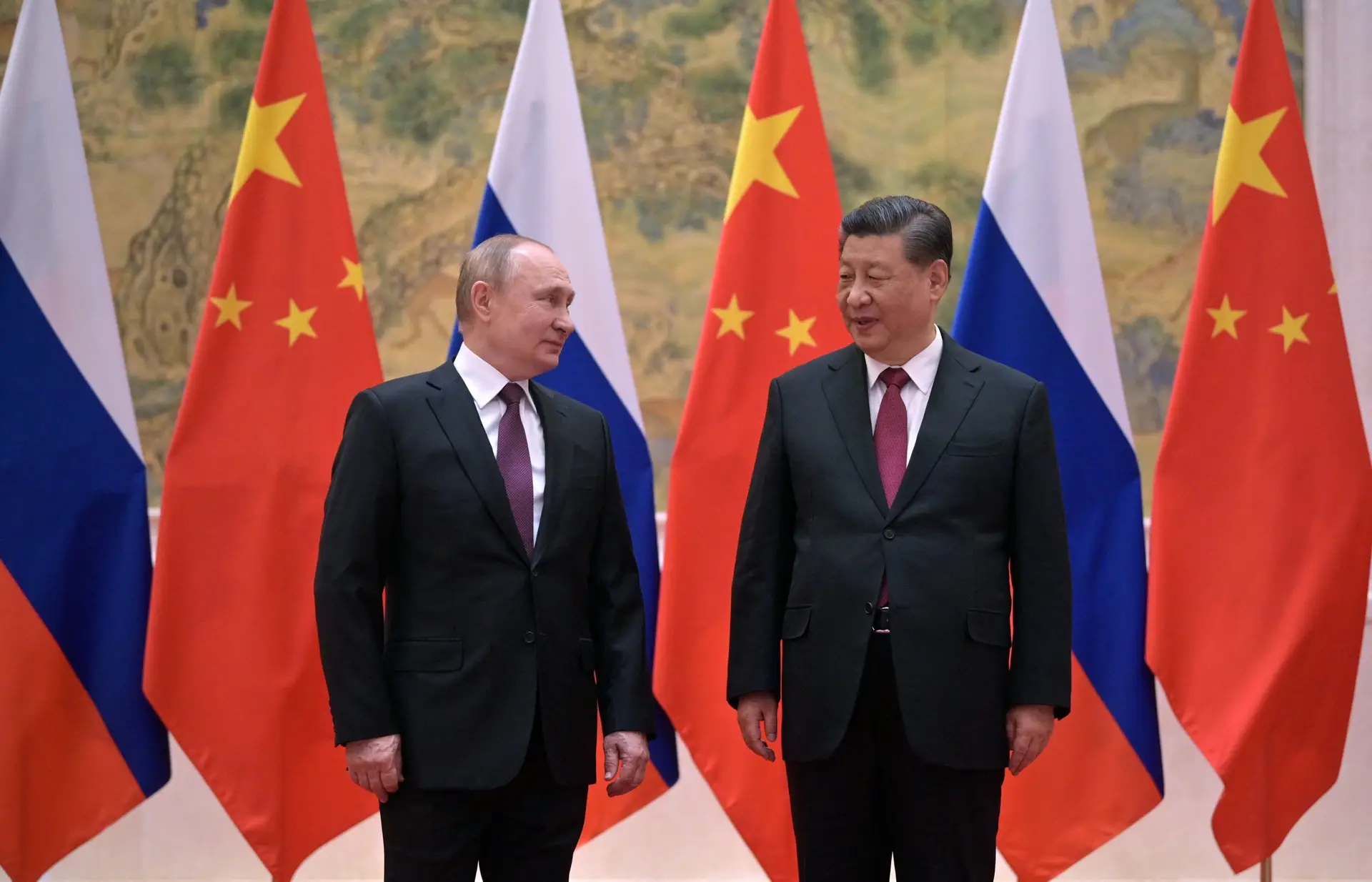 Rússia e China reforçam cooperação perante sanções ocidentais