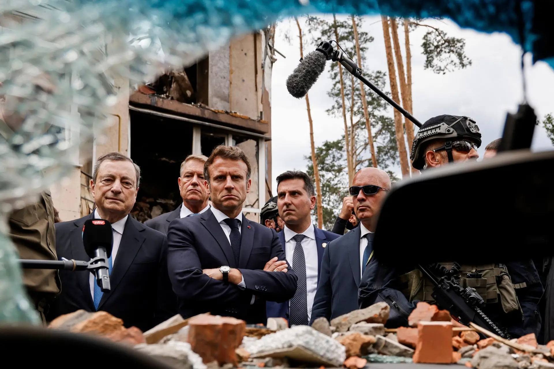 Macron garante que França está ao lado dos ucranianos durante visita a Irpin