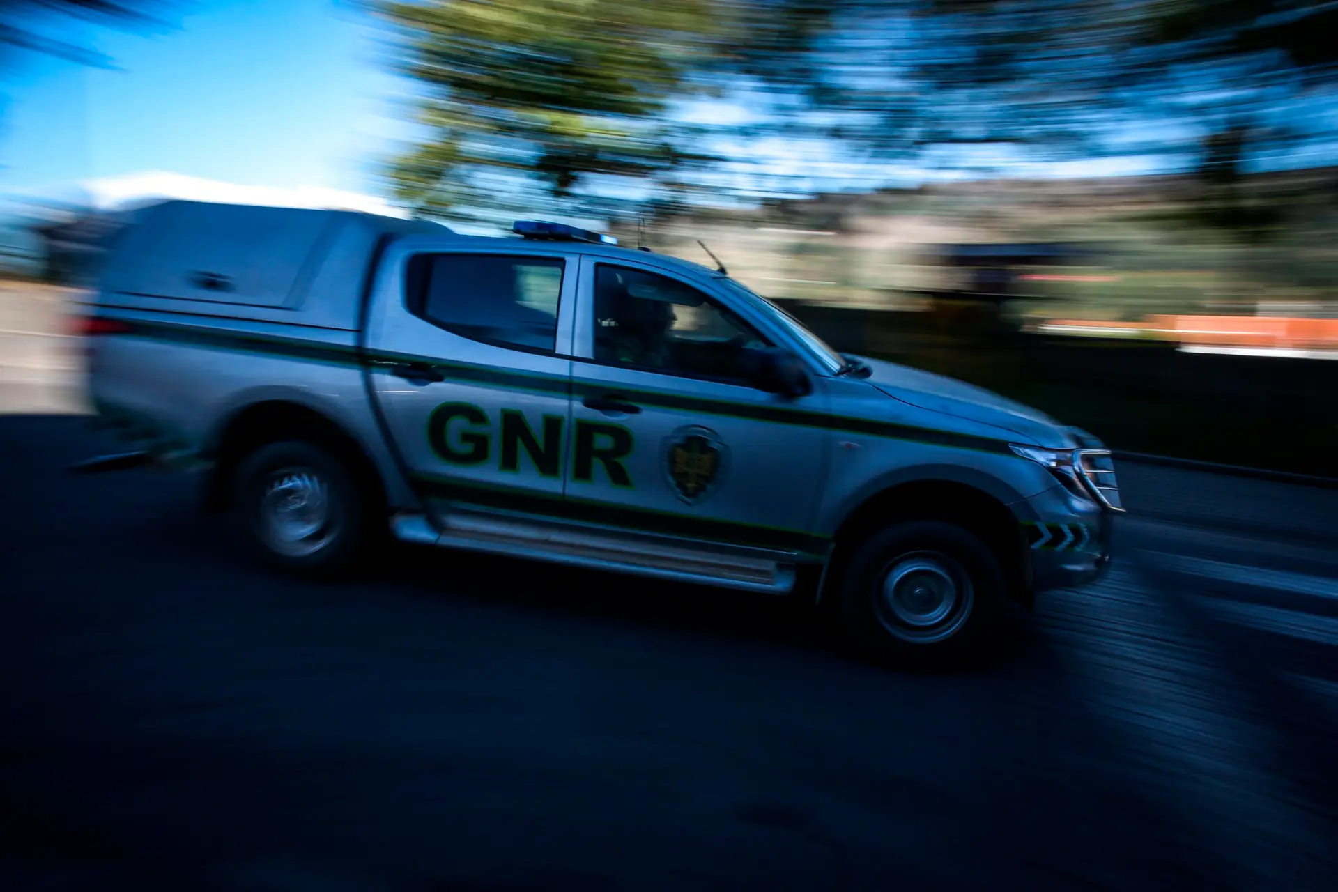 A Portuguese Guarda Nacional Republicana (GNR) police car drives to help combatting a wildfire close to Monchique in the Portuguese Algarve, on August 8, 2018. – Wildfires scorched across Portugal’s southern Algarve region today, threatening more villages as the country’s prime minister warned the blaze could burn for days before being brought under control. Over 1,400 firefighters and soldiers were battling the blaze around the mountain spa town of Monchique in one of Europe’s top tourist destinations. (Photo by CARLOS COSTA / AFP) (Photo by CARLOS COSTA/AFP via Getty Images)