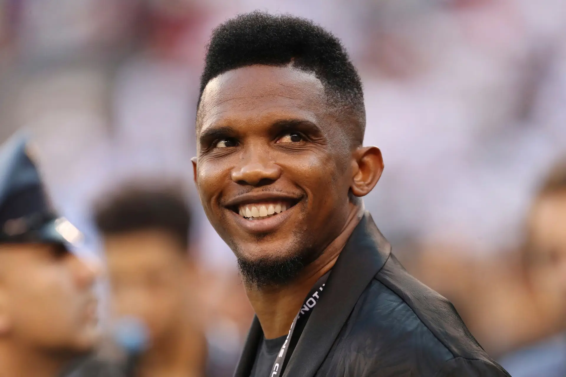 Ex-futebolista Samuel Eto'o filmado a agredir um homem à saída de um estádio