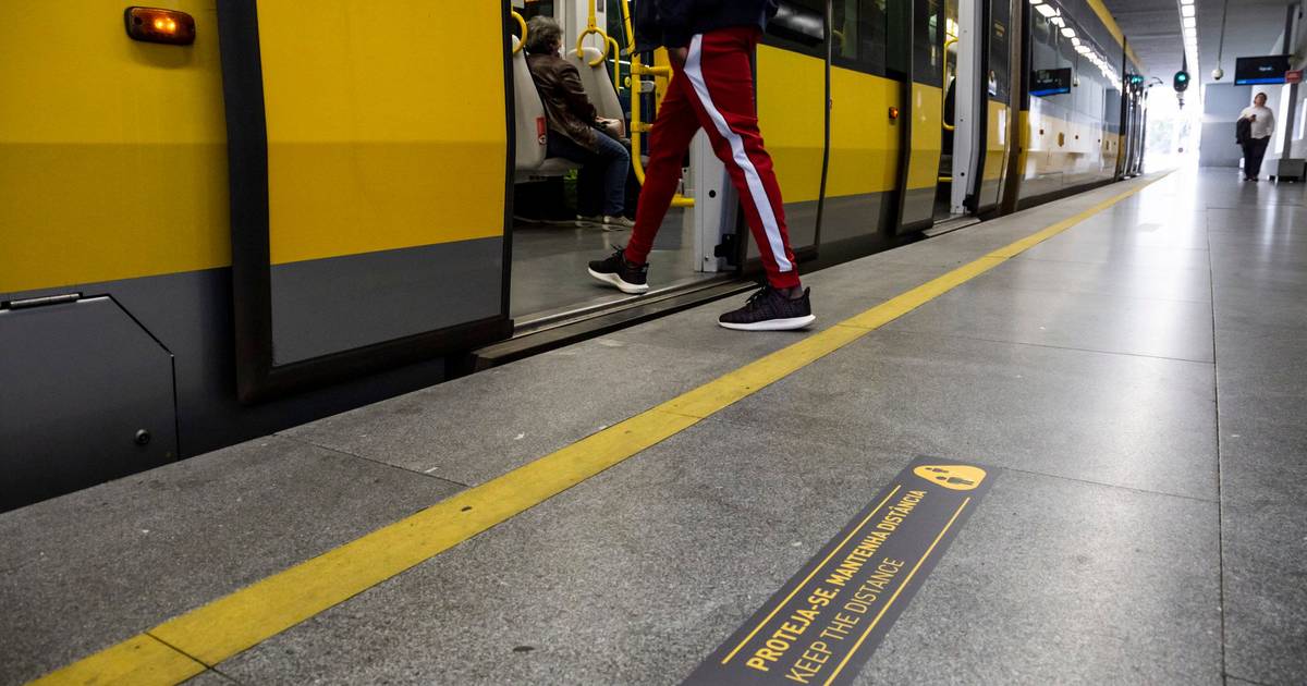 Homem percorre de carro dois quilómetros da linha do Metro do Porto