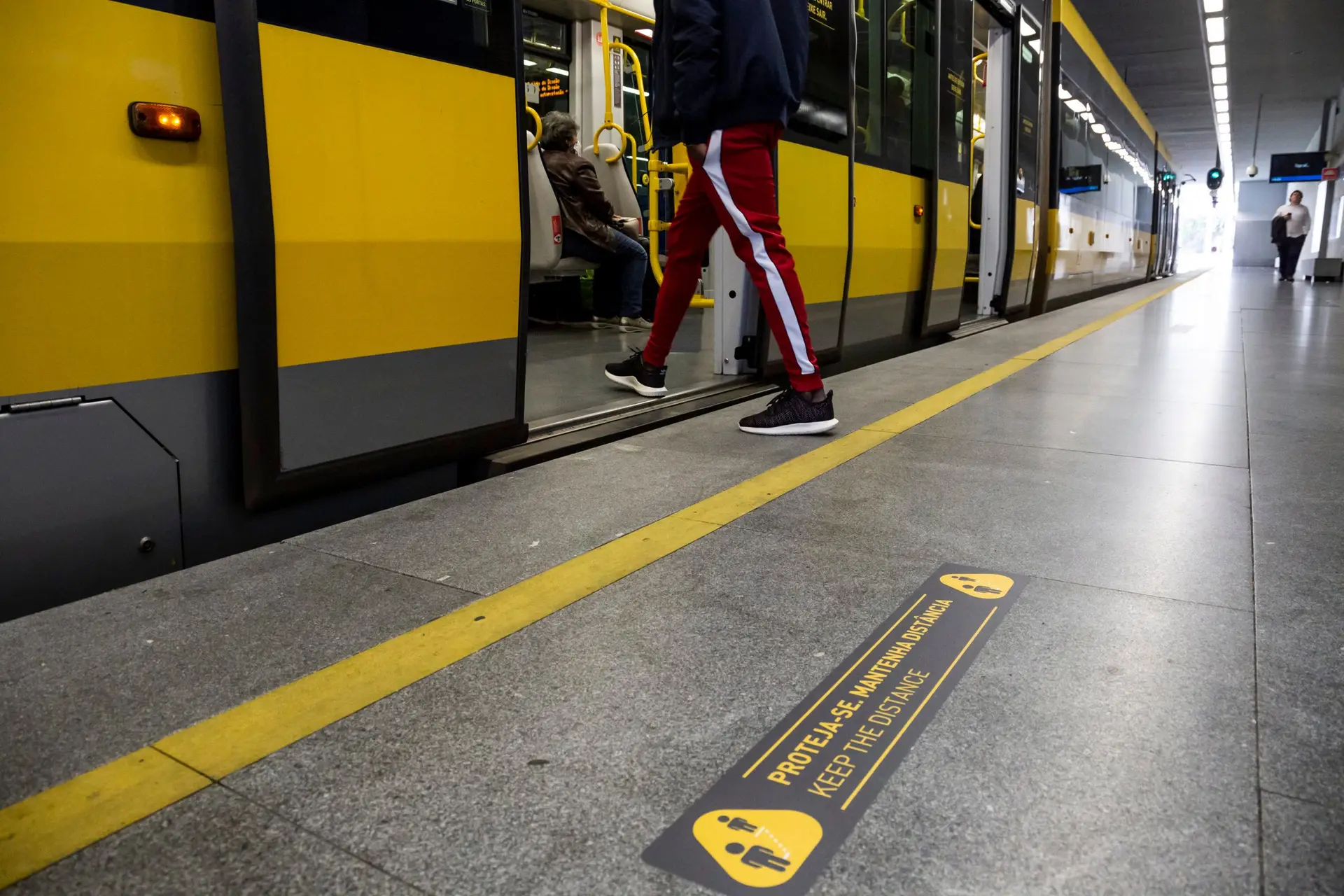 Circulação reposta na estação de metro da Trindade após ameaça de bomba