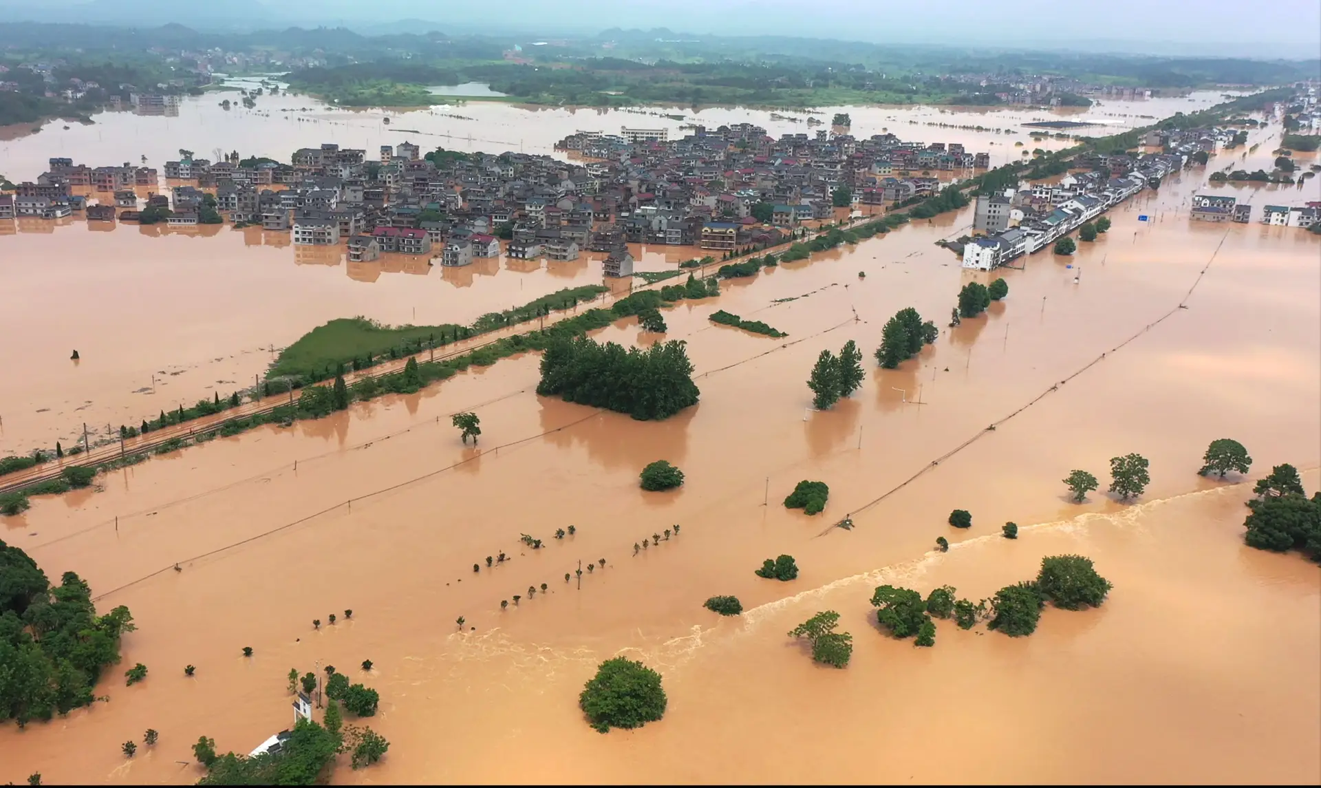 Aldeias isoladas, 3 mil casas destruídas e dezenas de vítimas durante tempestade no sul da China