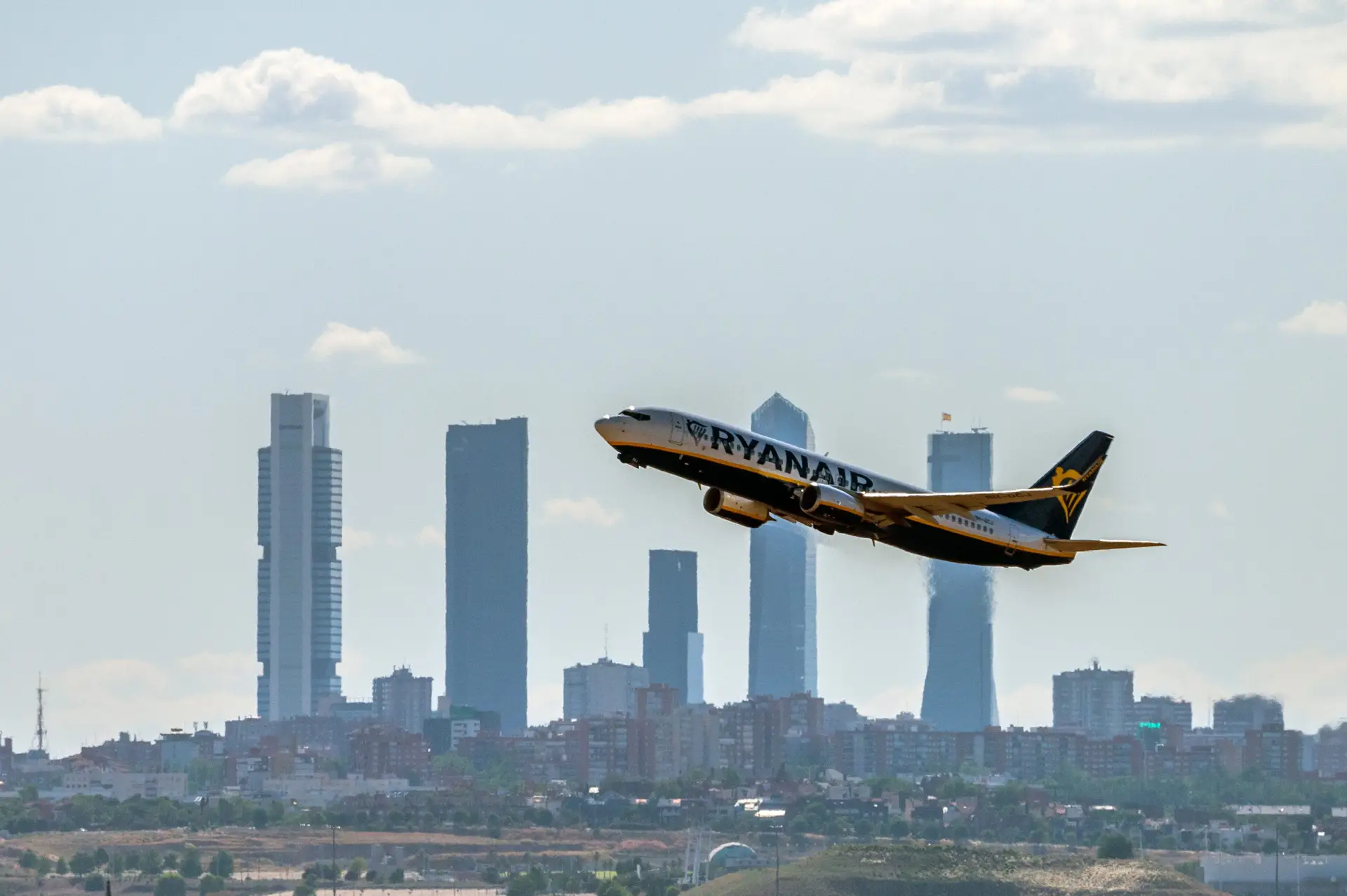 Avião a descolar do aeroporto de Madrid