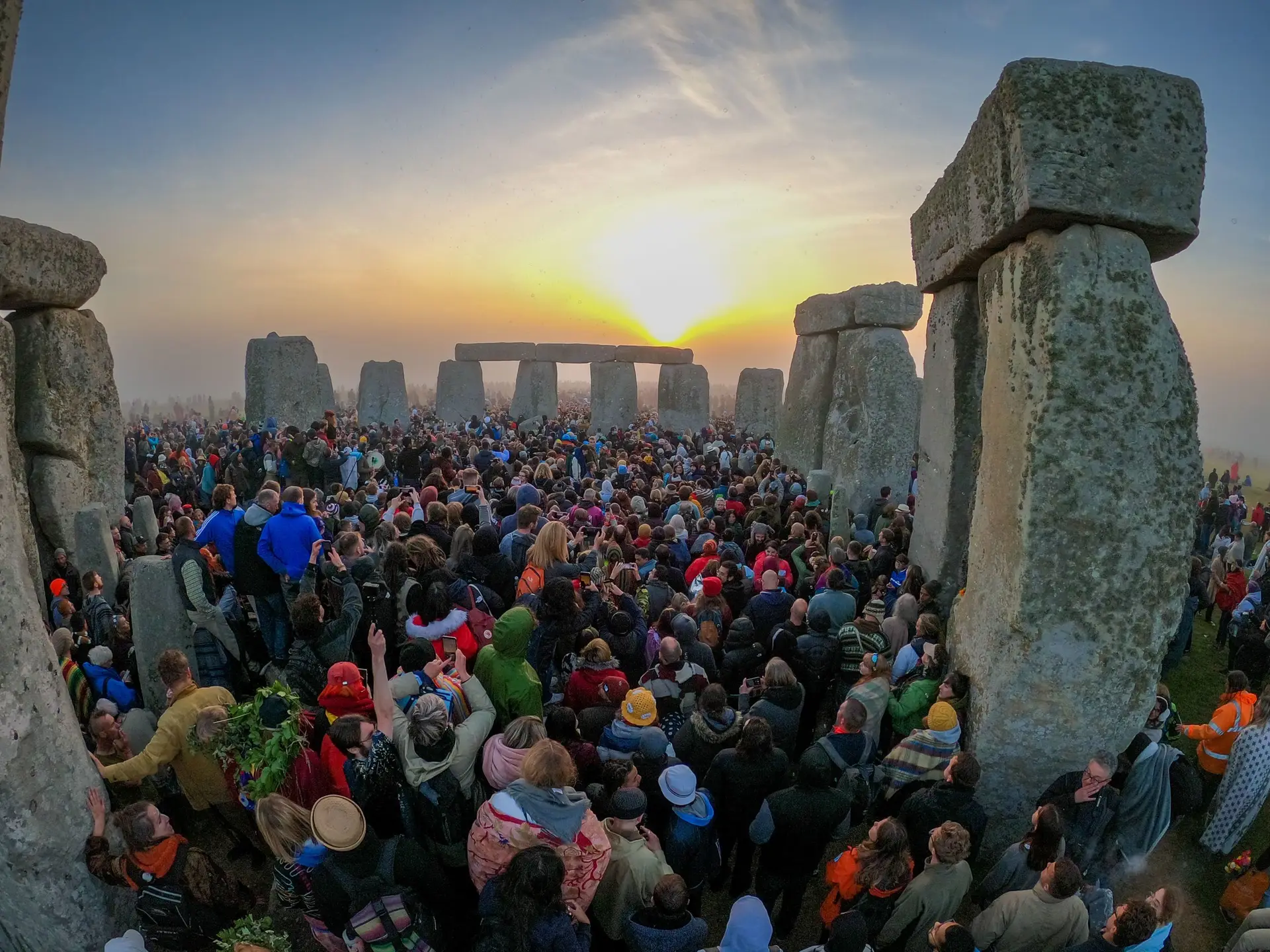 Milhares de pessoas celebraram o solstício de verão em Stonehenge, no Reino Unido