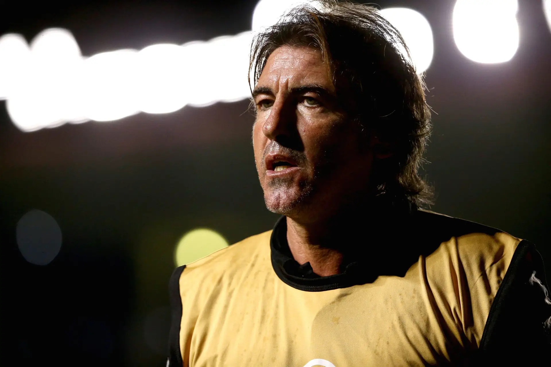 É expulso, celebra com adeptos e é agredido com pontapé: Sá Pinto gera polémica no Irão