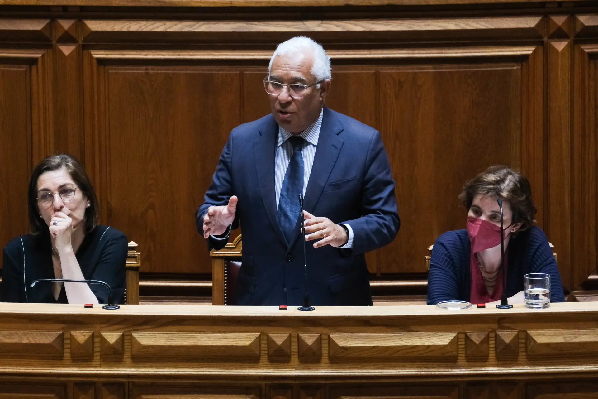 PSD pede a saída da ministra, Costa segura Temido e alerta para “crise existencial” à direita