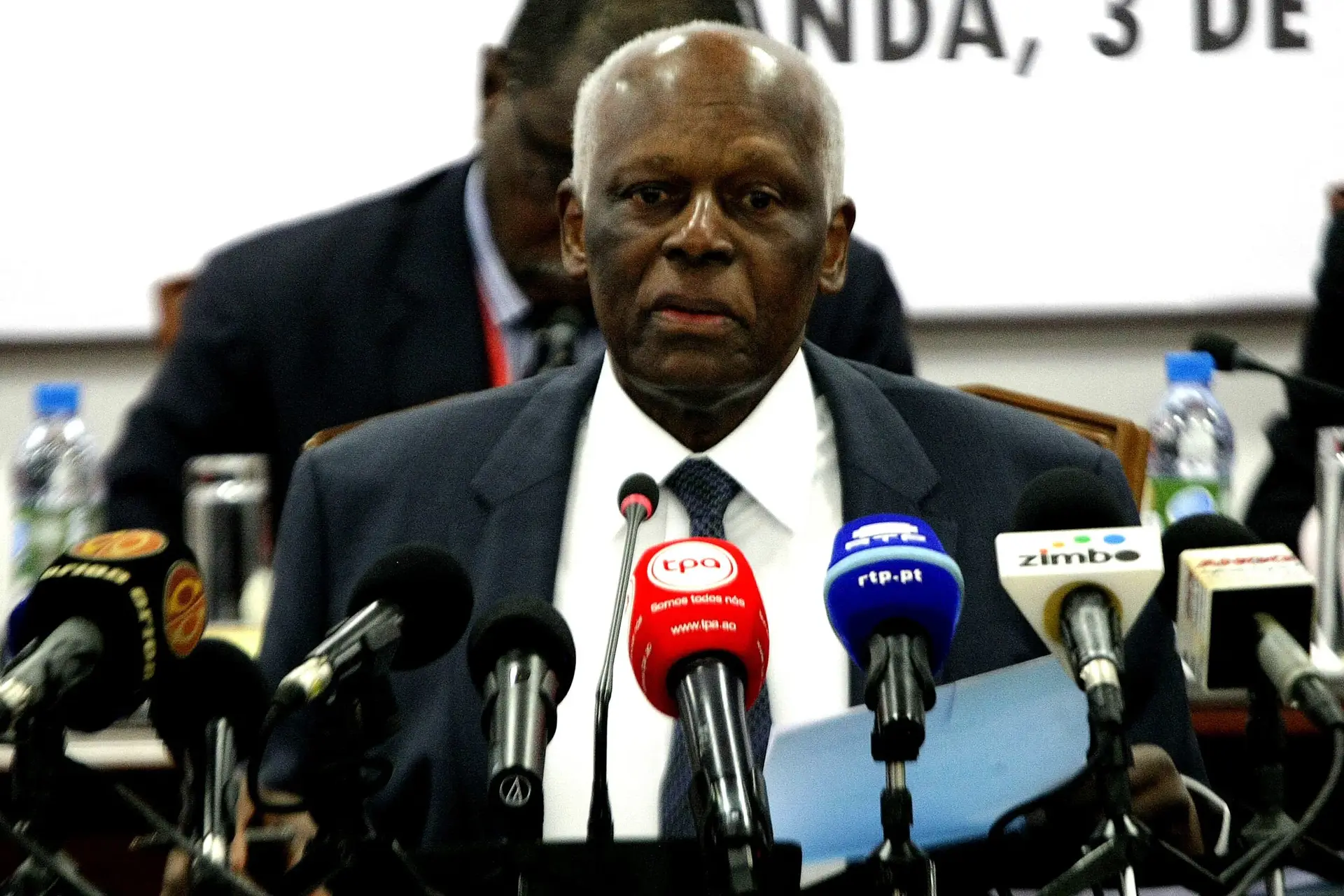 José Eduardo dos Santos internado em unidade de cuidados intensivos