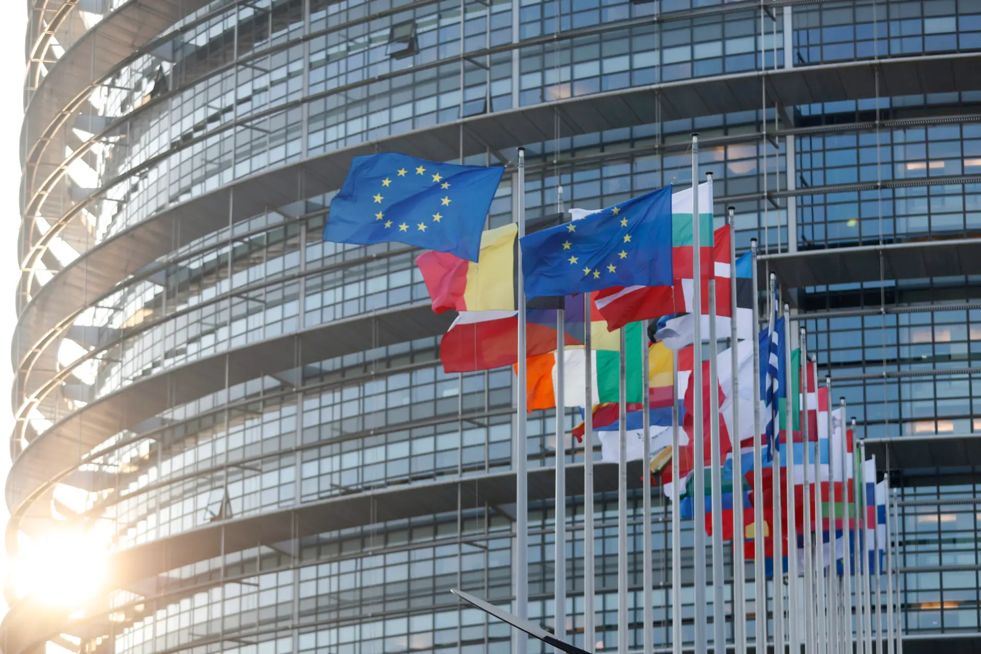 Parlamento Europeu recomenda que 27 aprovem “sem demora” candidaturas da Ucrânia e Moldávia