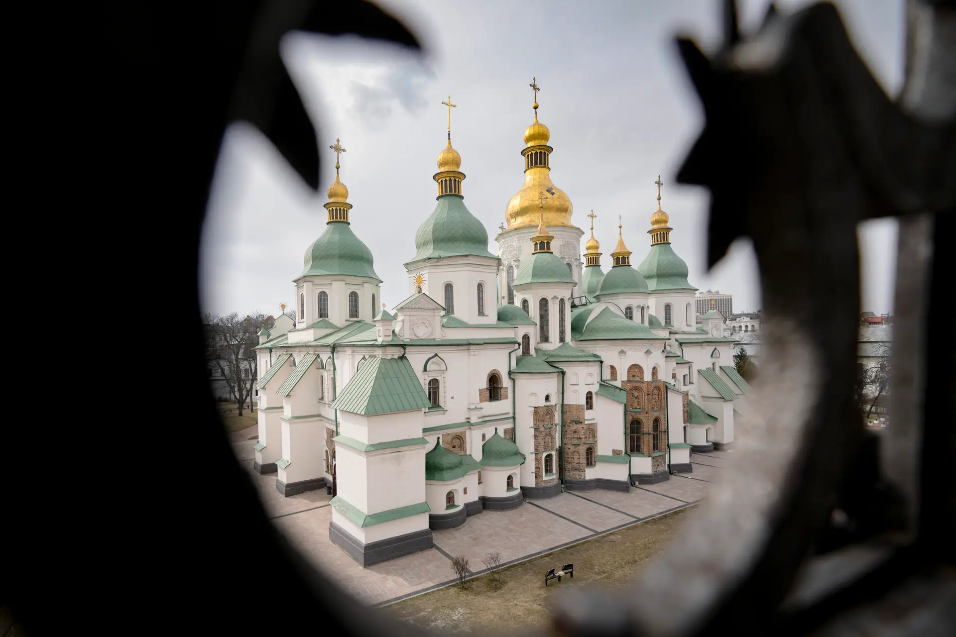 Amnistia Internacional: Rússia cometeu um ″claro crime guerra″ contra  teatro de Mariupol