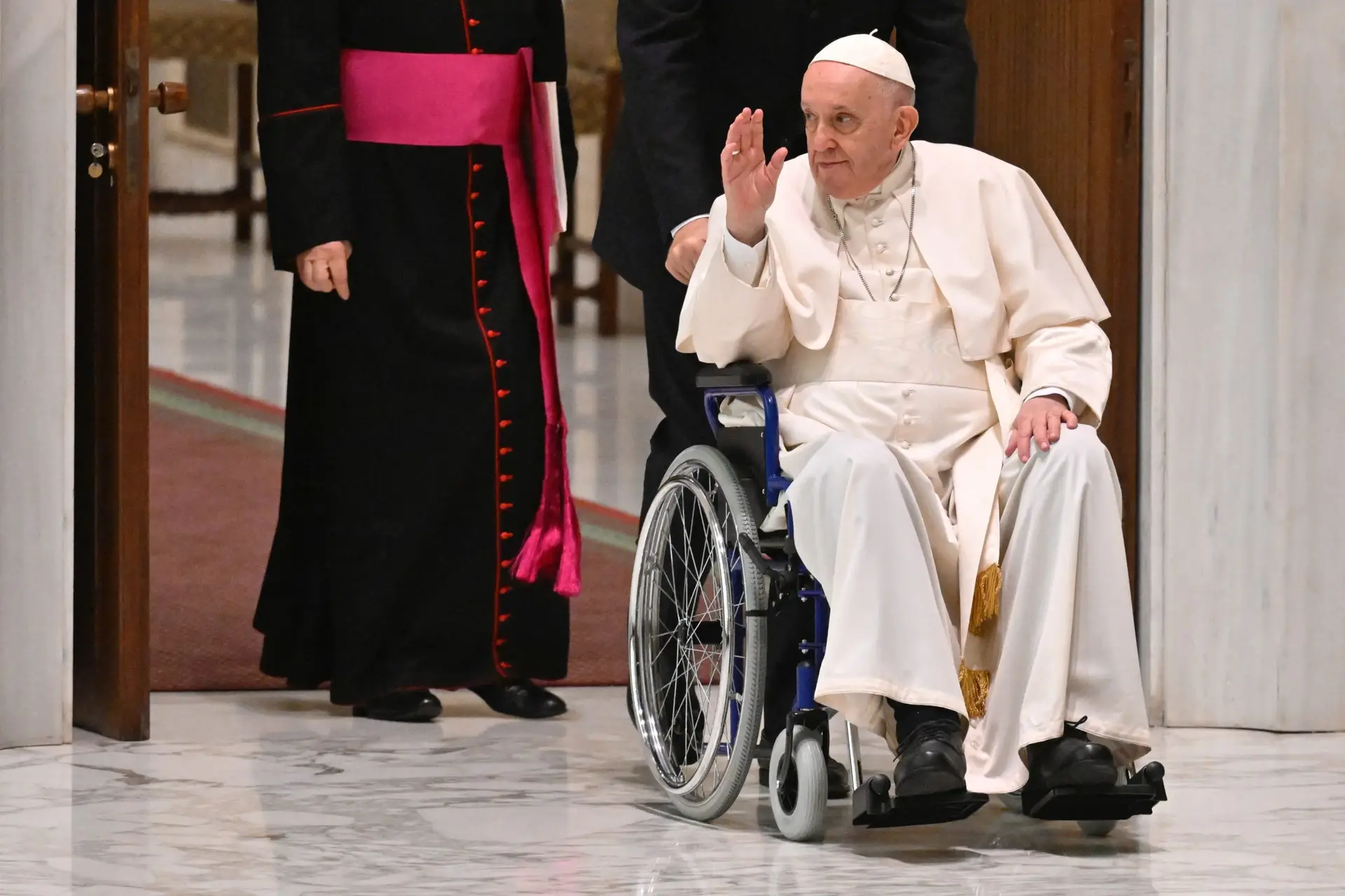 “De cadeira de rodas, maca ou padiola”, bispo auxiliar de Lisboa garante que Papa vem a Portugal em 2023