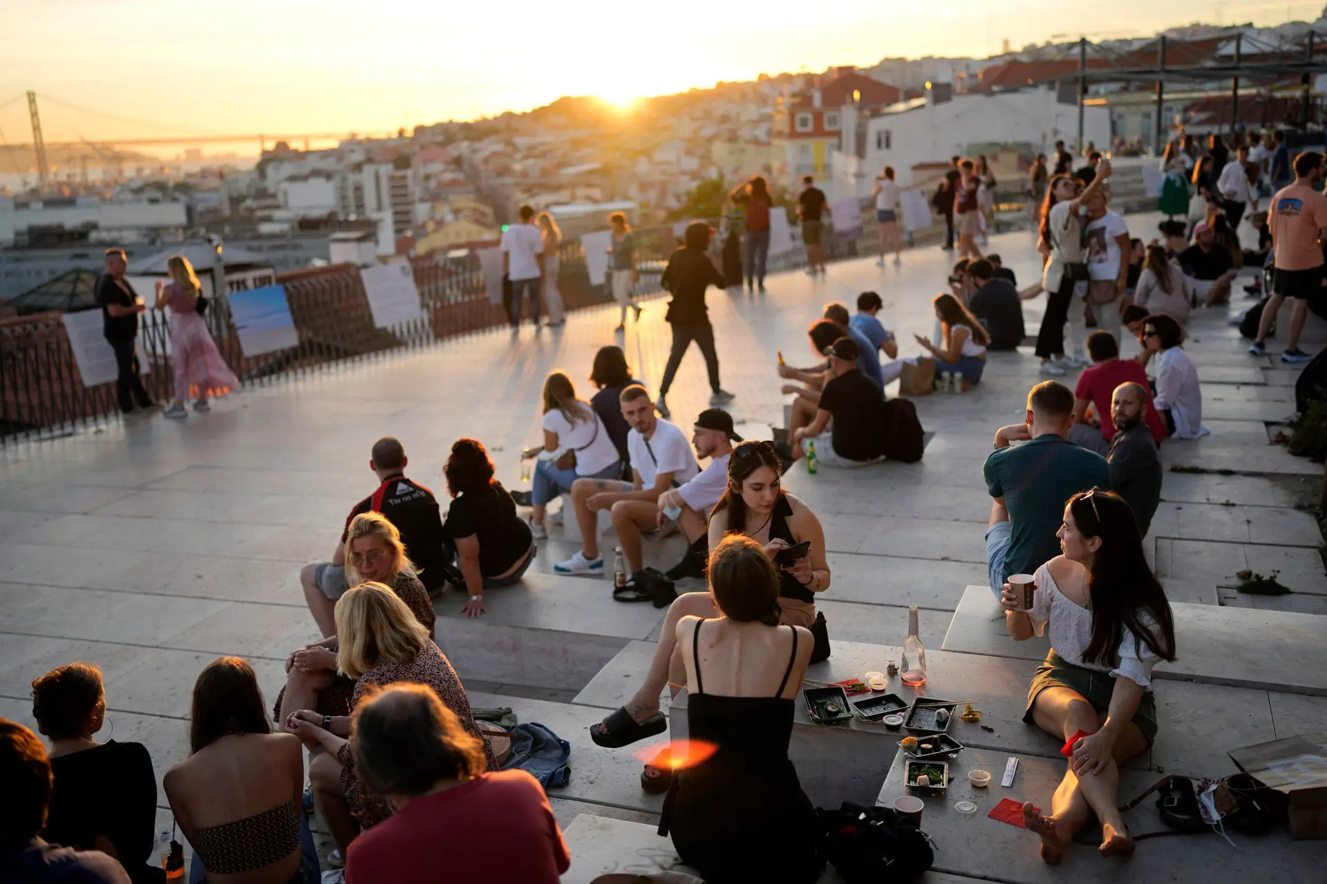 Média diária de casos de covid-19 com valor mais baixo do ano em Portugal
