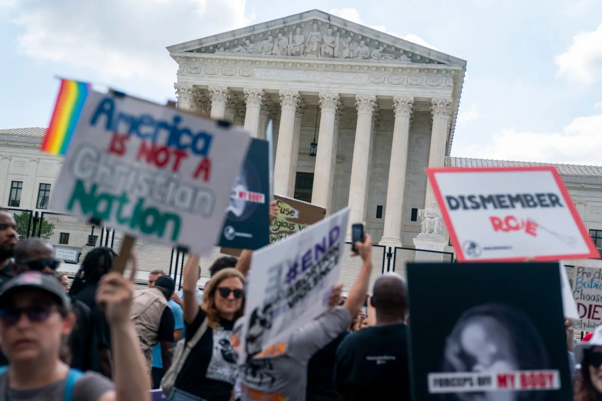 Revogado direito constitucional ao aborto nos EUA: Obama condena e Pence aplaude