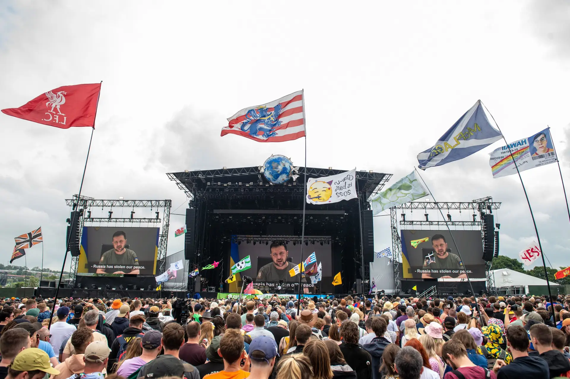 “A Rússia roubou-nos a paz”: Zelensky faz apelo a festivaleiros em mensagem exibida no Glastonbury 