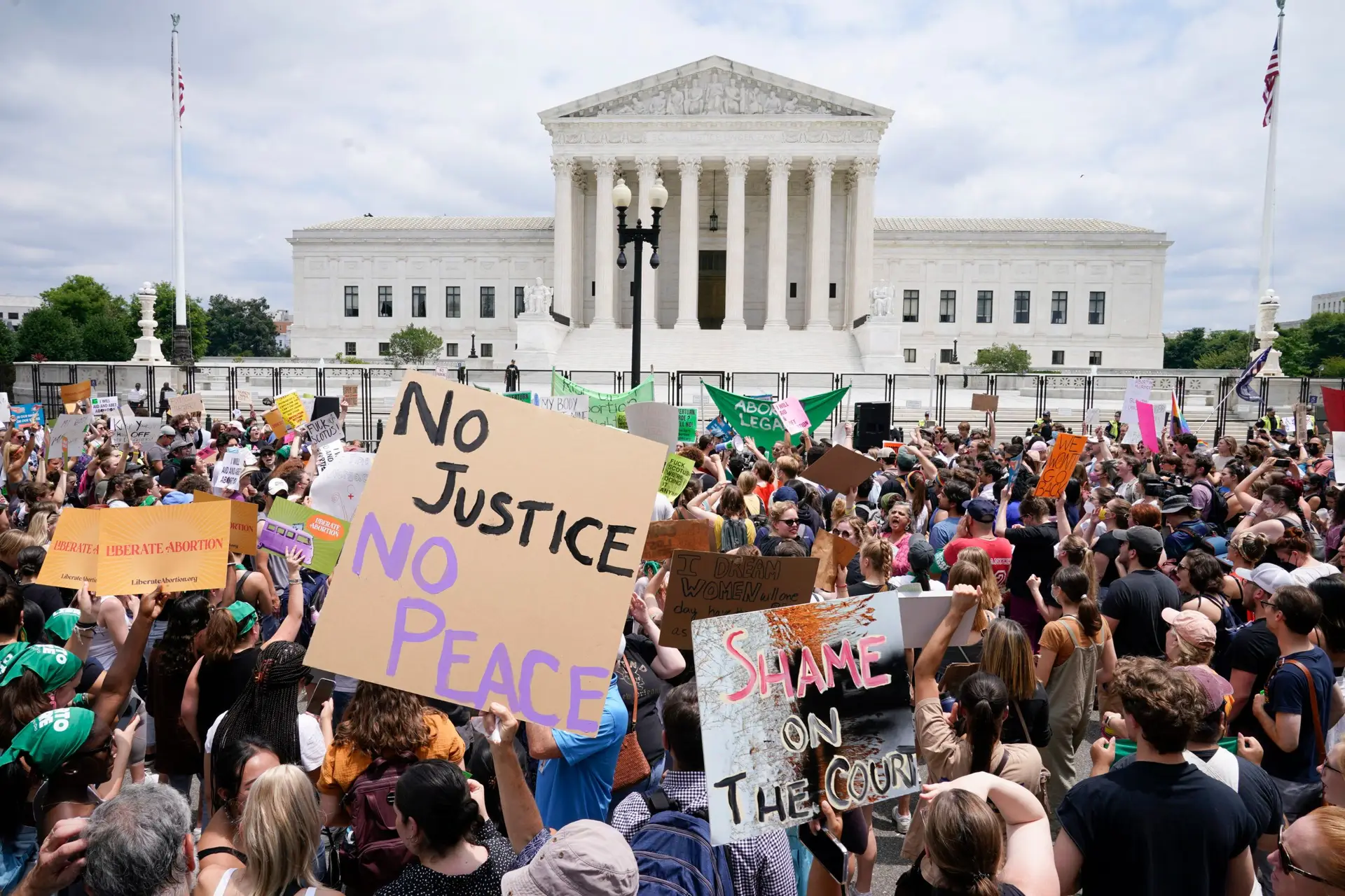 Direito constitucional ao aborto revogado nos EUA: o que se segue? 