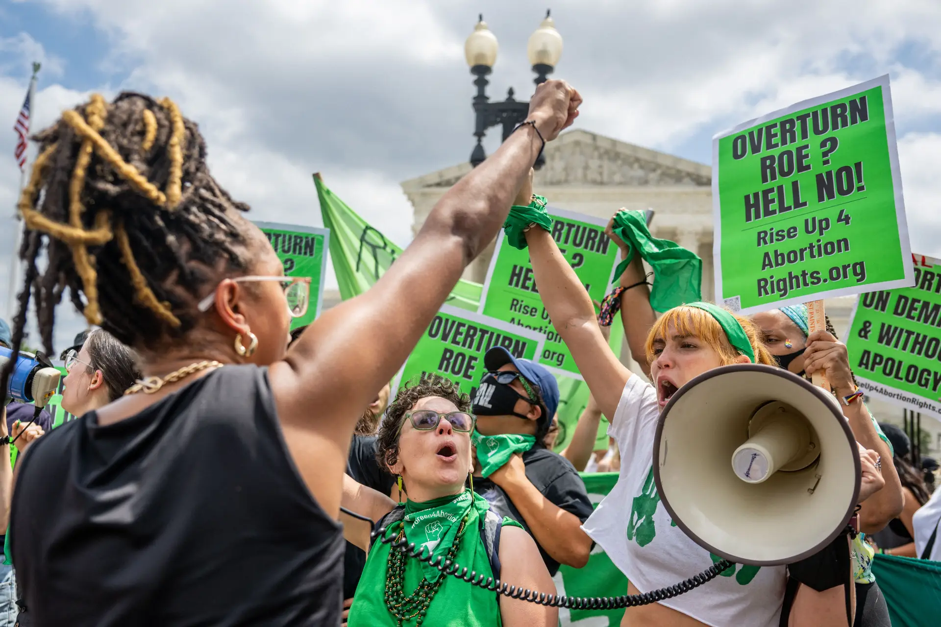 Revogado direito constitucional ao aborto nos EUA: manifestações contra e a favor junto ao Supremo