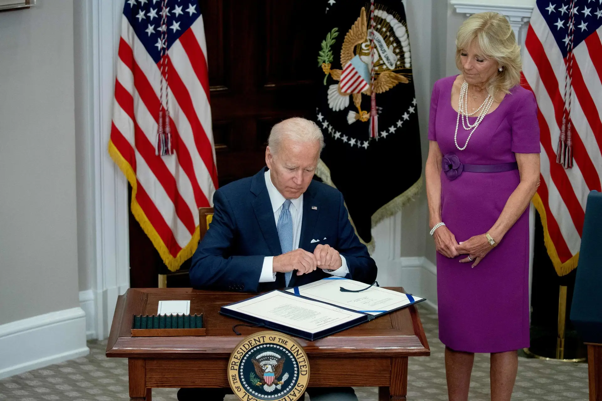 Biden assina acordo que restringe acesso a armas nos EUA