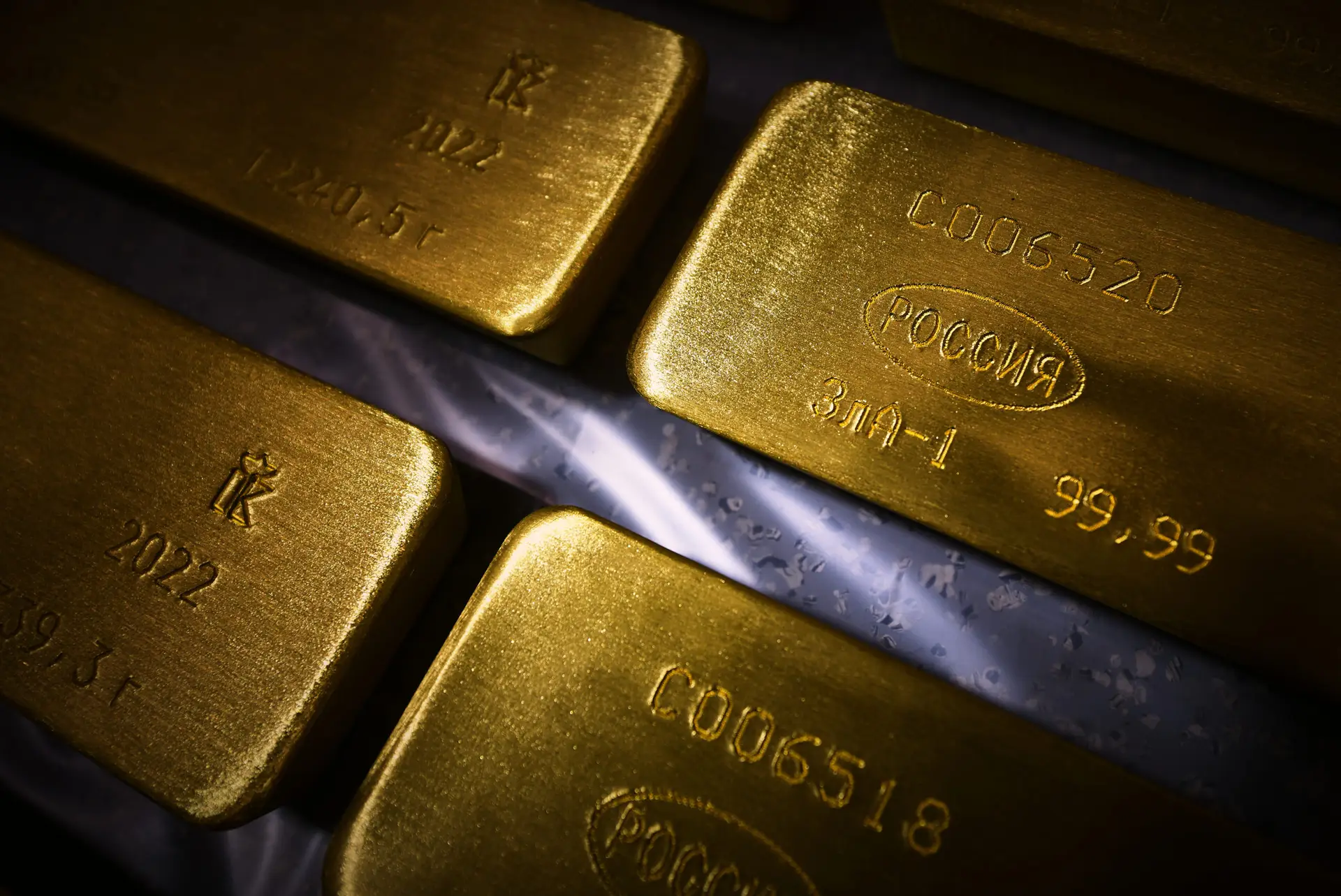 Reino Unido, EUA, Canadá e Japão proíbem importações de ouro russo