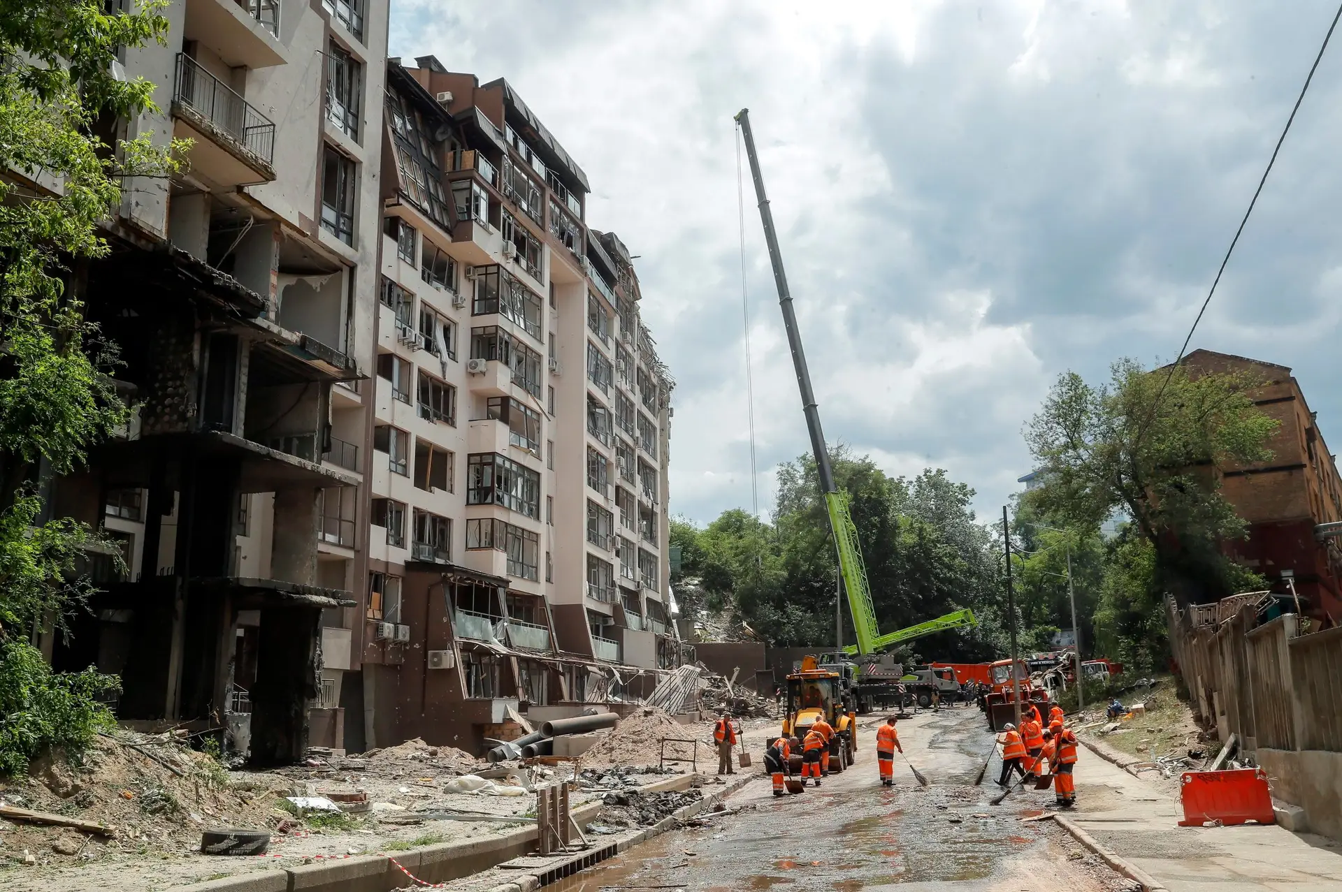 Ataques a Kiev: criança retirada com vida dos escombros, mas pai não sobreviveu 