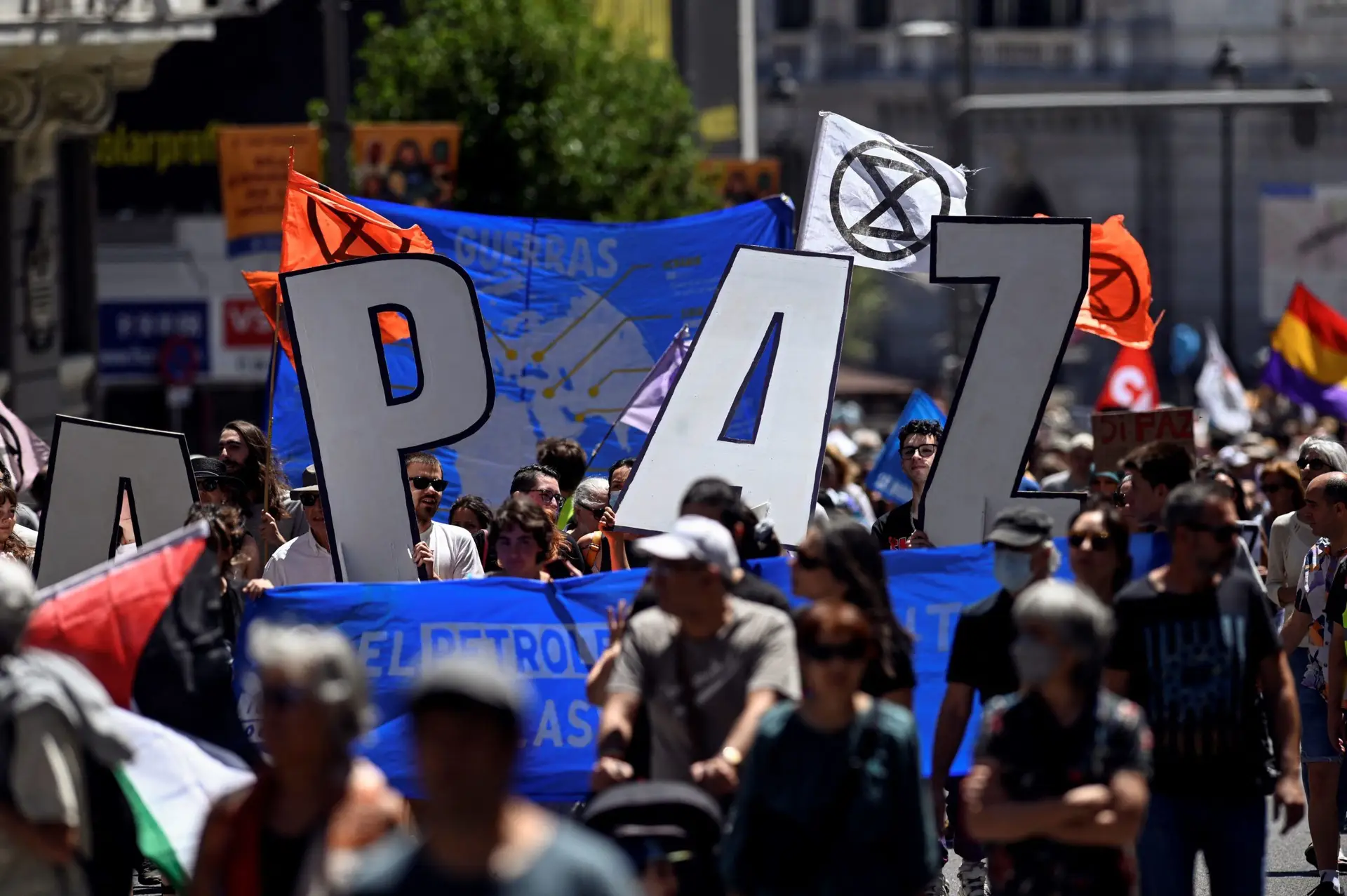 Milhares de pessoas em protesto contra a NATO nas ruas de Madrid