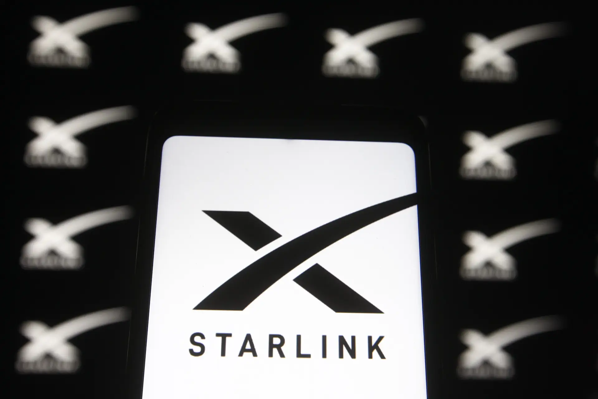 Starlink diz que cumpre bloqueio do X no Brasil e pede descongelamento dos seus bens