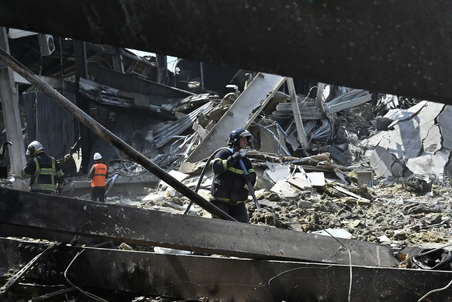 Novas imagens de Kremenchuk revelam pânico perto do centro comercial