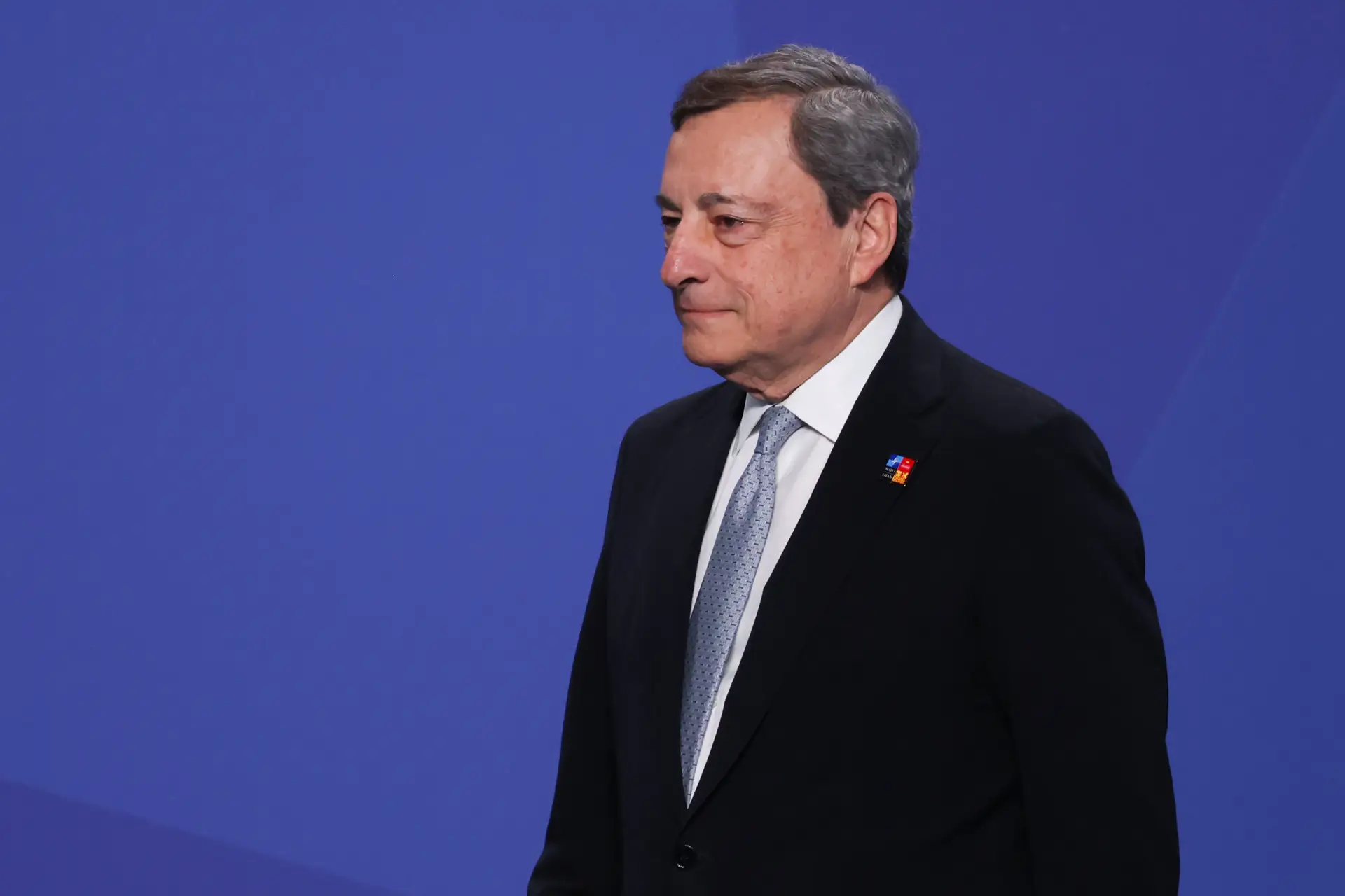 Primeiro-ministro italiano deixa cimeira da NATO para tentar resolver tensões no Governo