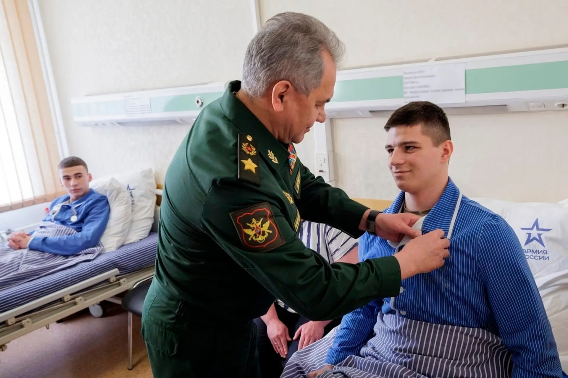 Ministro da Defesa russo visita feridos de guerra em hospital de Moscovo