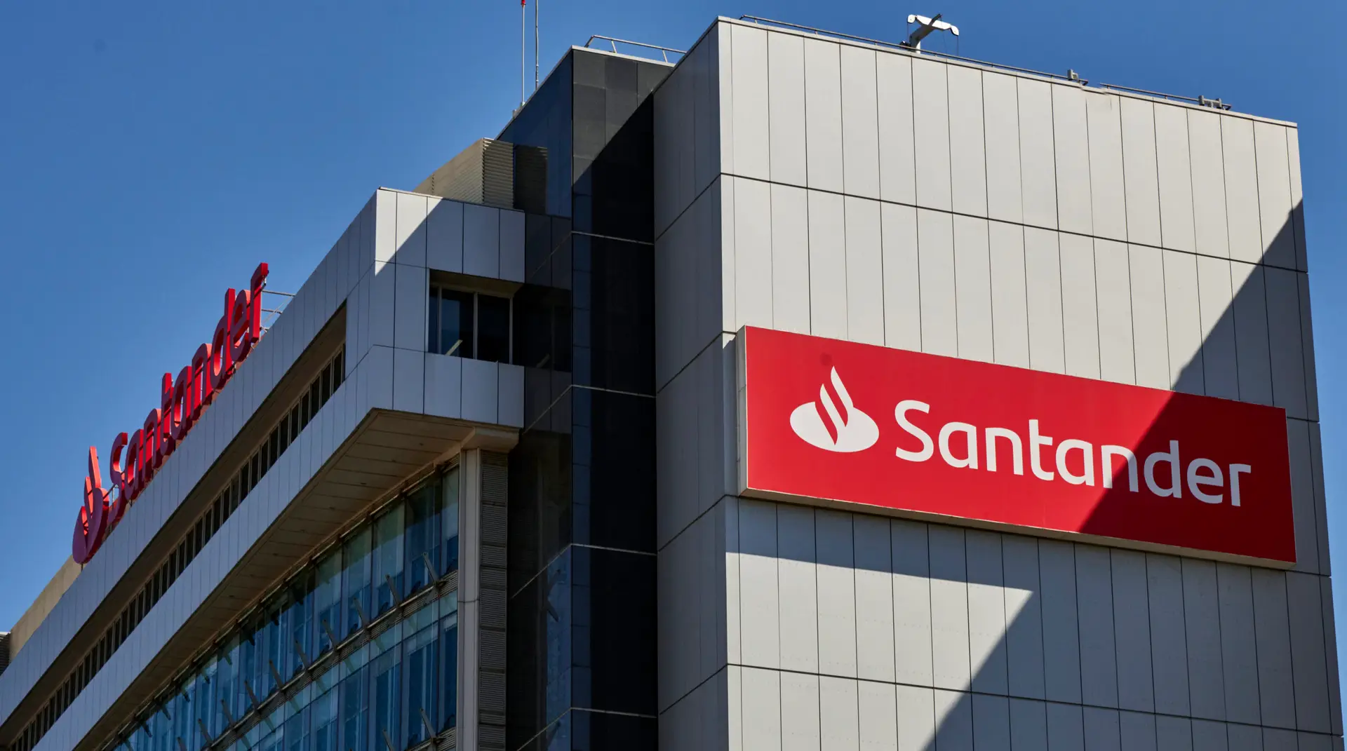 Santander paga este mês 750 euros a trabalhadores que ganham até 30 mil