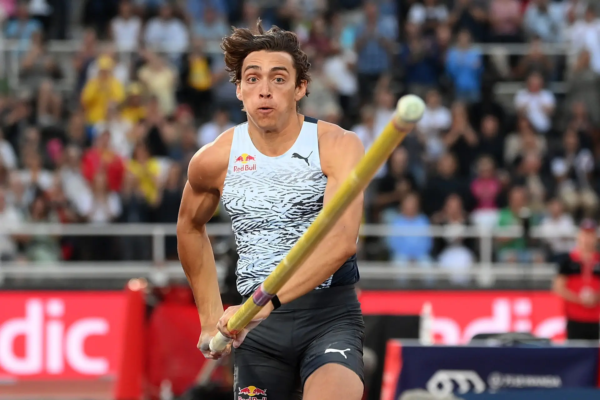 Armand Duplantis quebra recorde e é campeão mundial de salto com vara