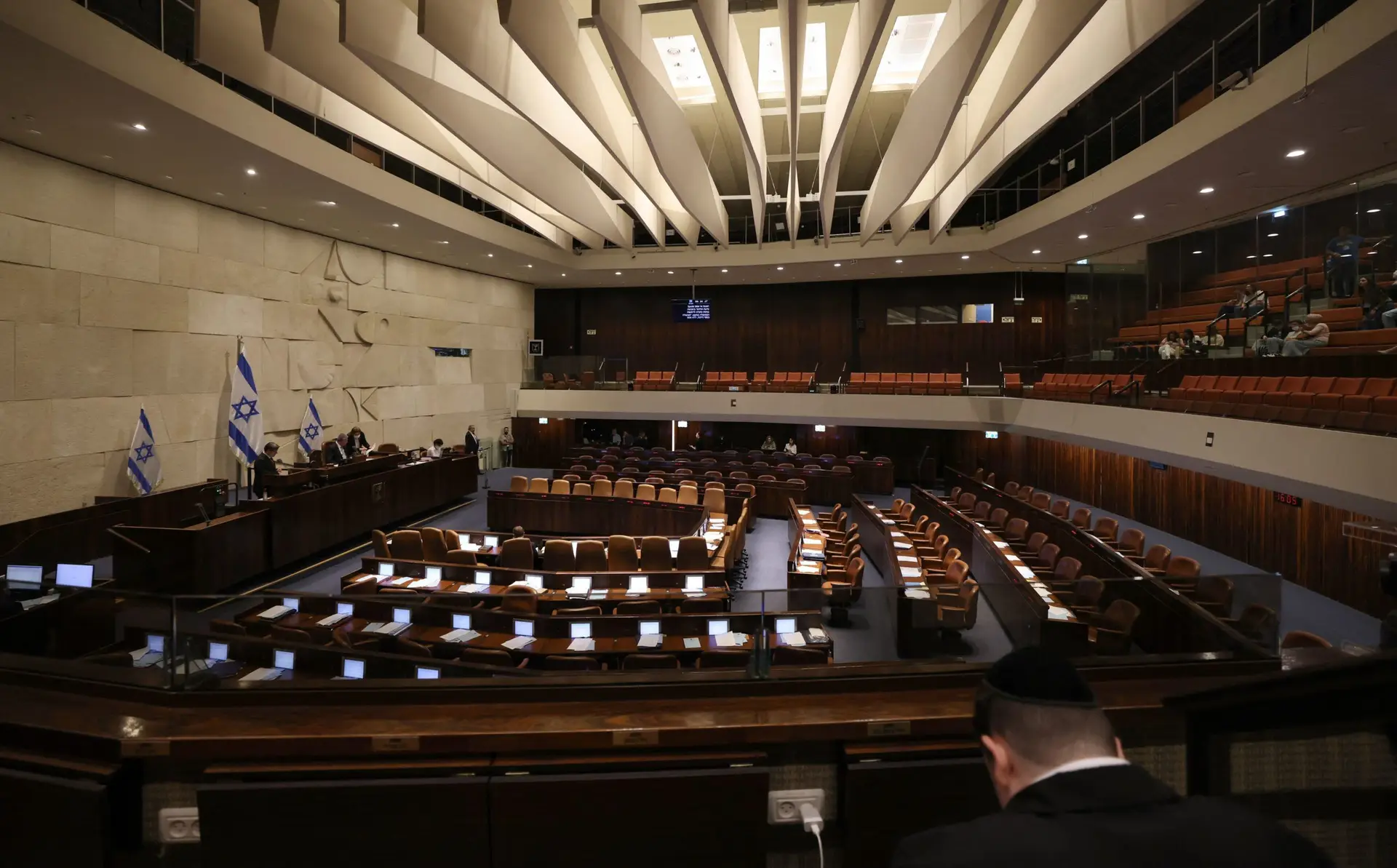 Parlamento israelita é dissolvido e país vai a votos em novembro