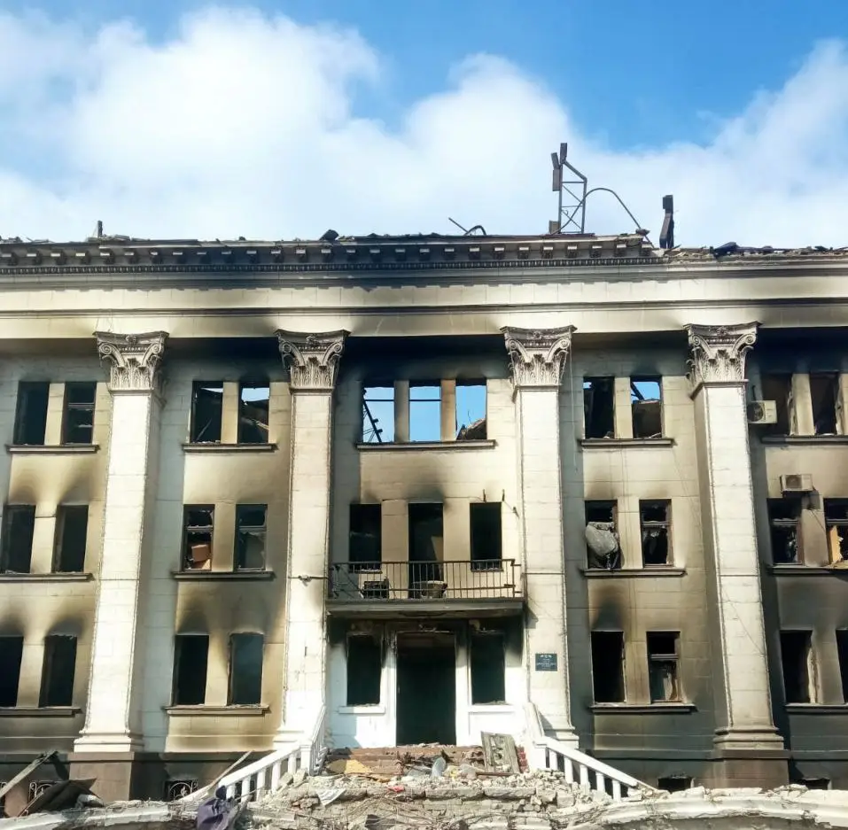 Amnistia Internacional: Rússia cometeu um ″claro crime guerra″ contra  teatro de Mariupol