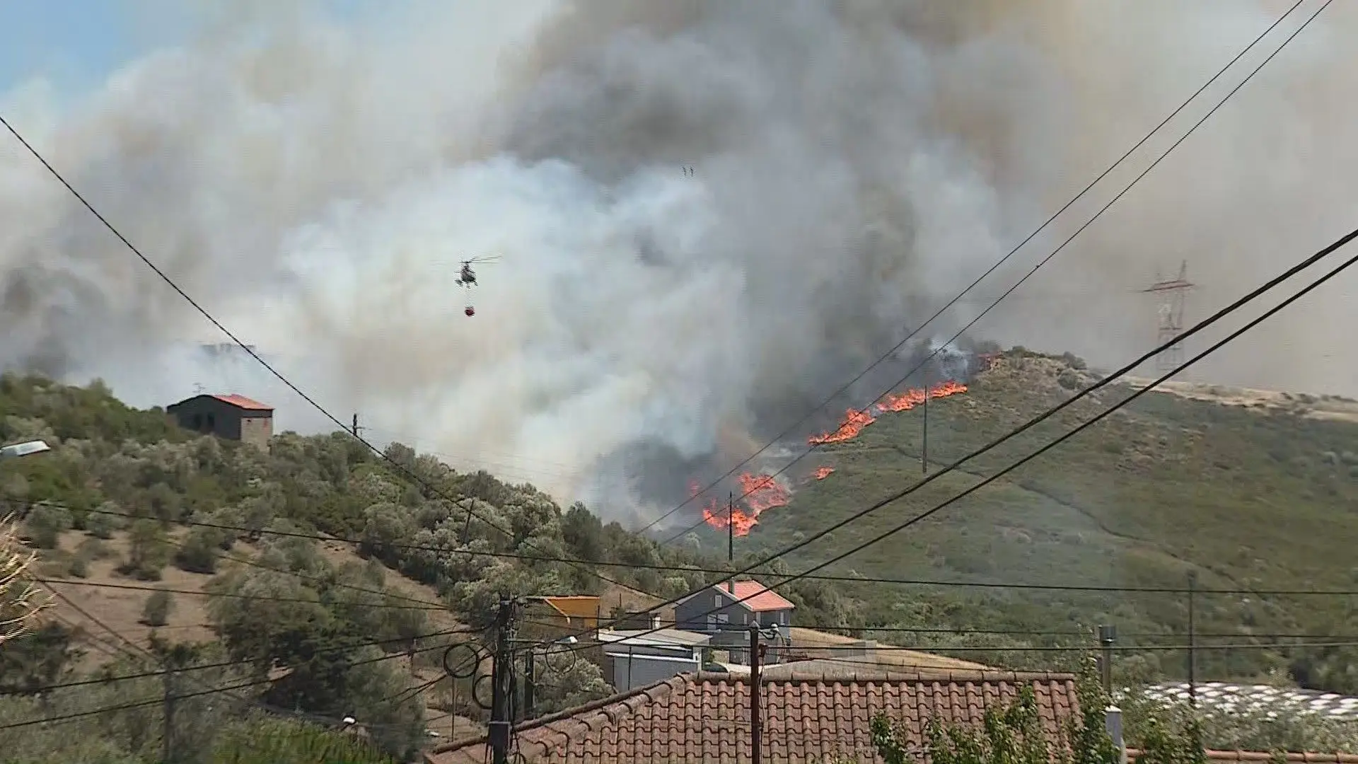 Incêndio em Rio de Mouro: fogo esteve perto de várias habitações
