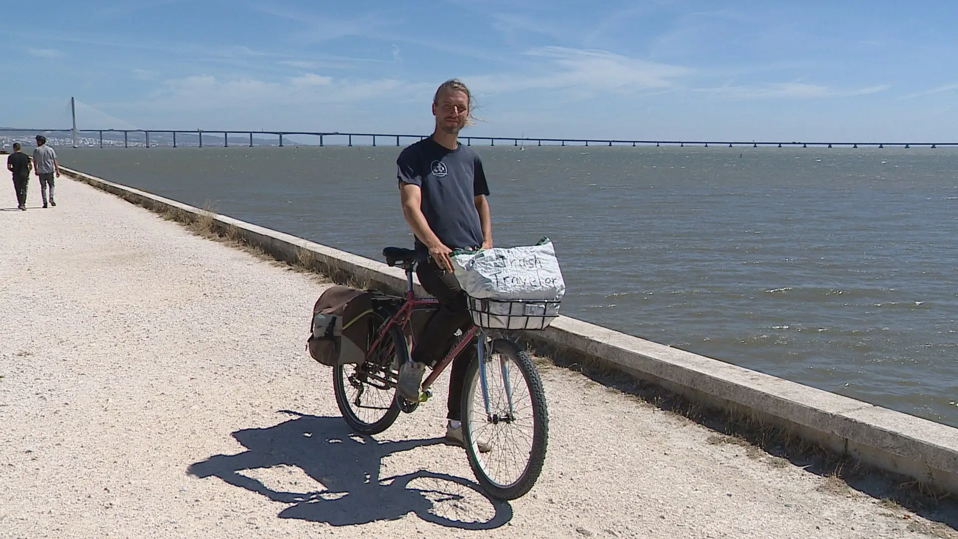 Viagem sustentável: Andreas percorreu mais de 2.300 quilómetros numa “bicicleta de lixo”