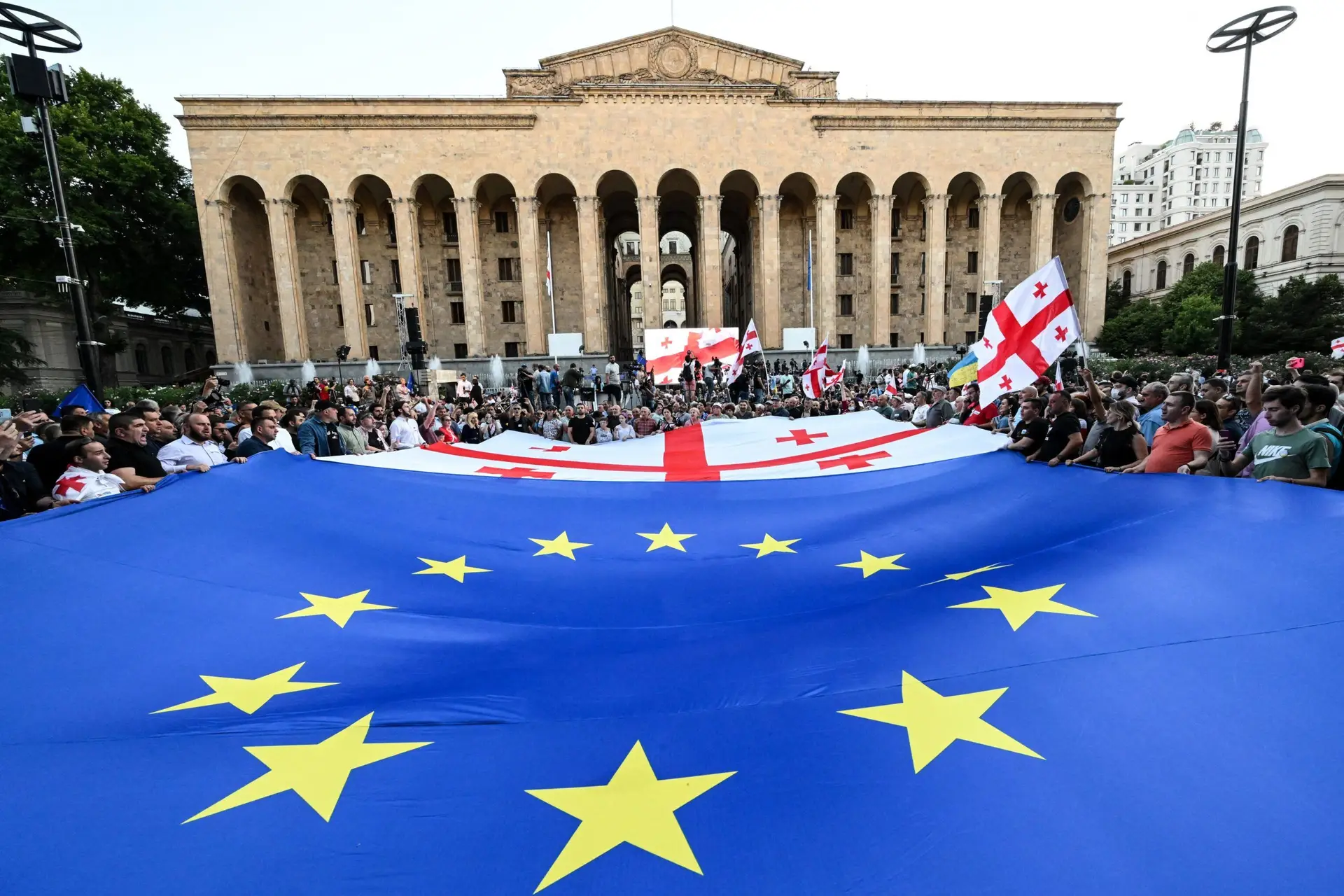 Geórgia: milhares saem à rua em “resistência não violenta” por fracasso na candidatura à UE