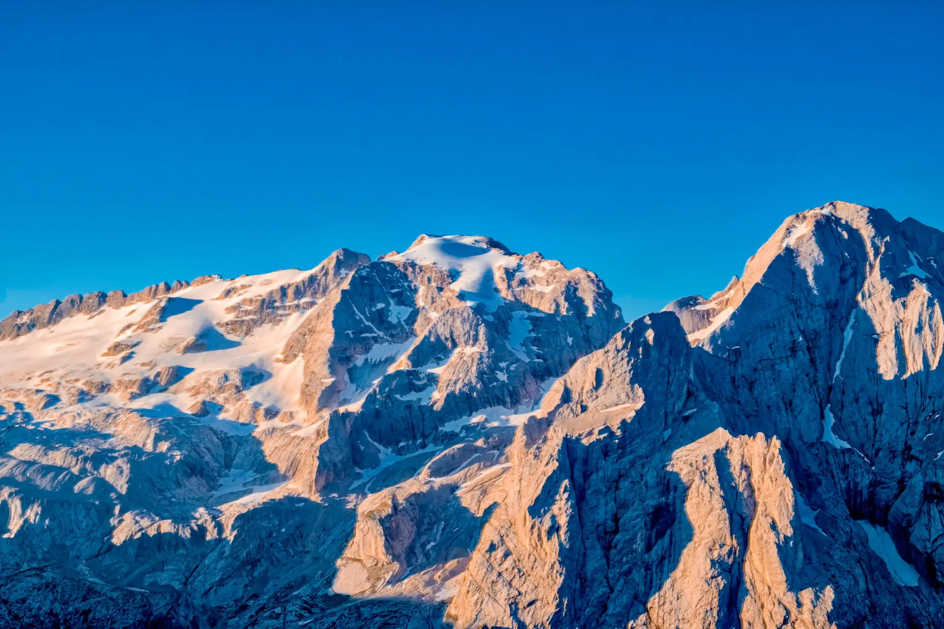 Sobe para seis o número de mortes em derrocada de glaciar nos Alpes
