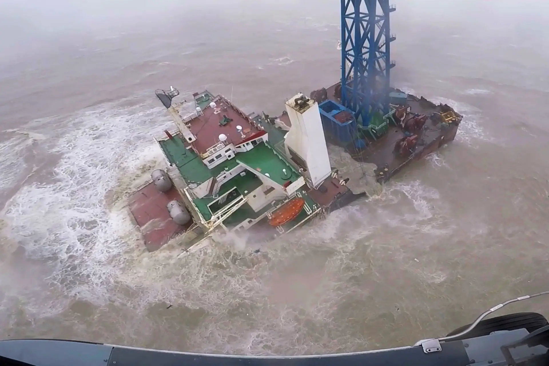 Resgatado mais um membro da tripulação de um navio que afundou no sudeste da China